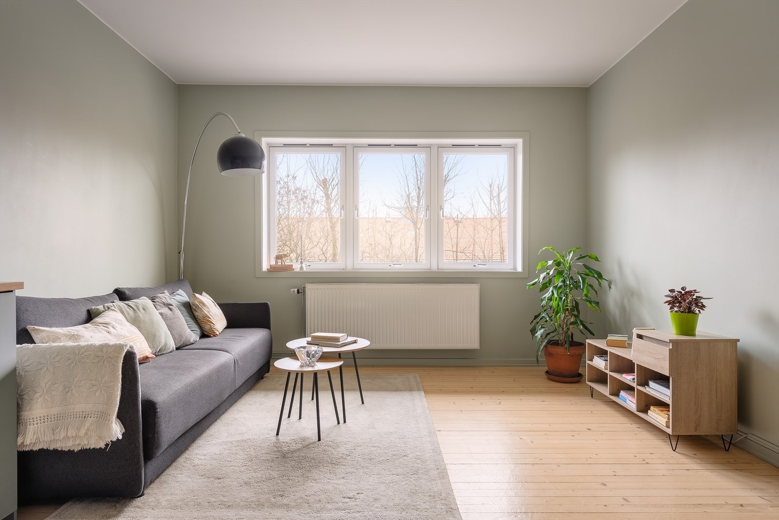 Her er det god plass til hyggelige sosiale soner, og de store sørvendte vindusflatene slipper inn rikelig med naturlig lys. Galleribilde