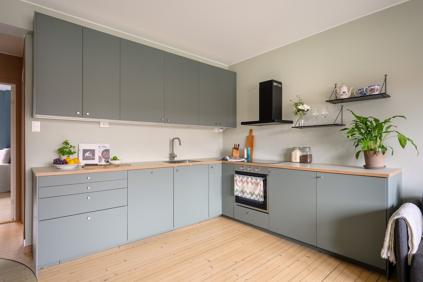 Kjøkkeninnredning består av matte fronter, benkeplater i laminat, rustfri oppvaskkum og integrerte hvitevarer. Galleribilde