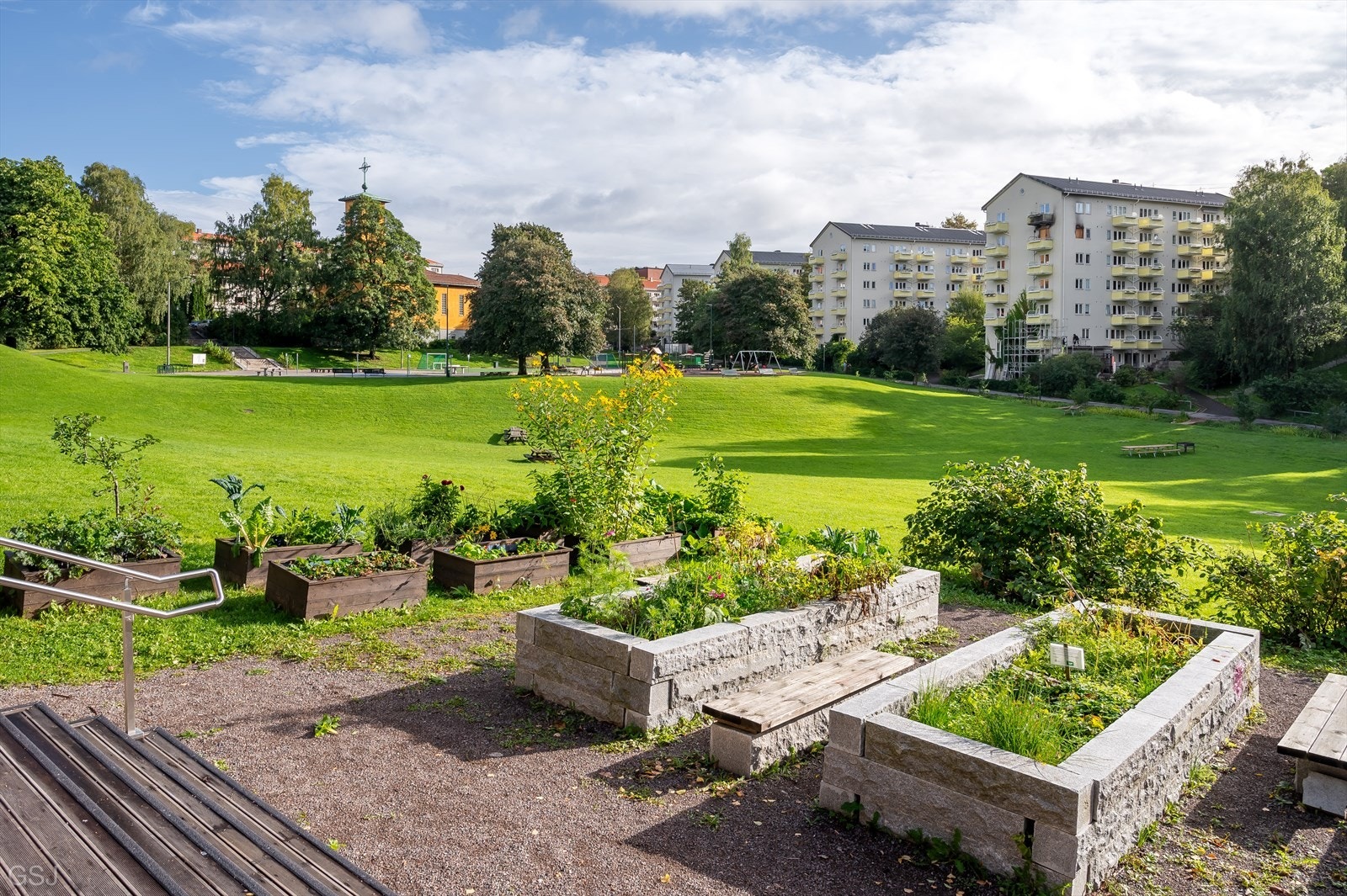 Iladalen ligger rett ved og byr på store åpne gressletter. Her er det også lekeapparater samt en mindre fotballbane like ved for lek og spill. Galleribilde