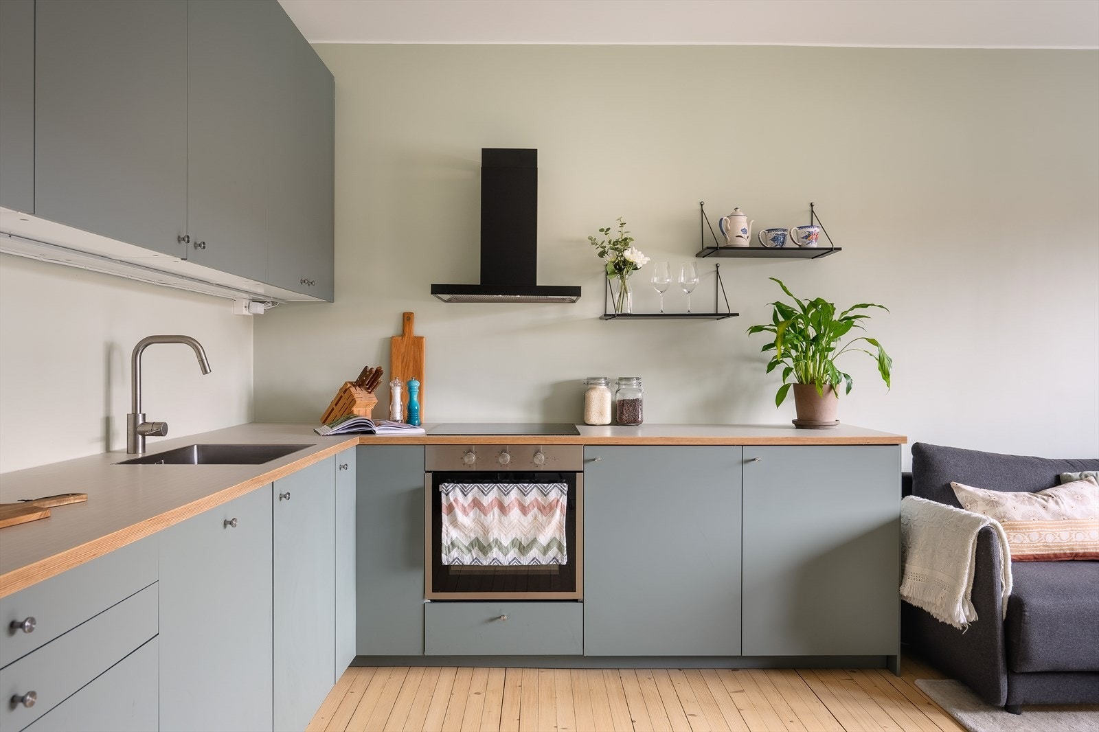 Dette er en gjennomgående og sjarmerende 3-roms leilighet. Her får du flott kjøkken, nylig oppgradert bad og originale tregulv. Velkommen til visning! Galleribilde