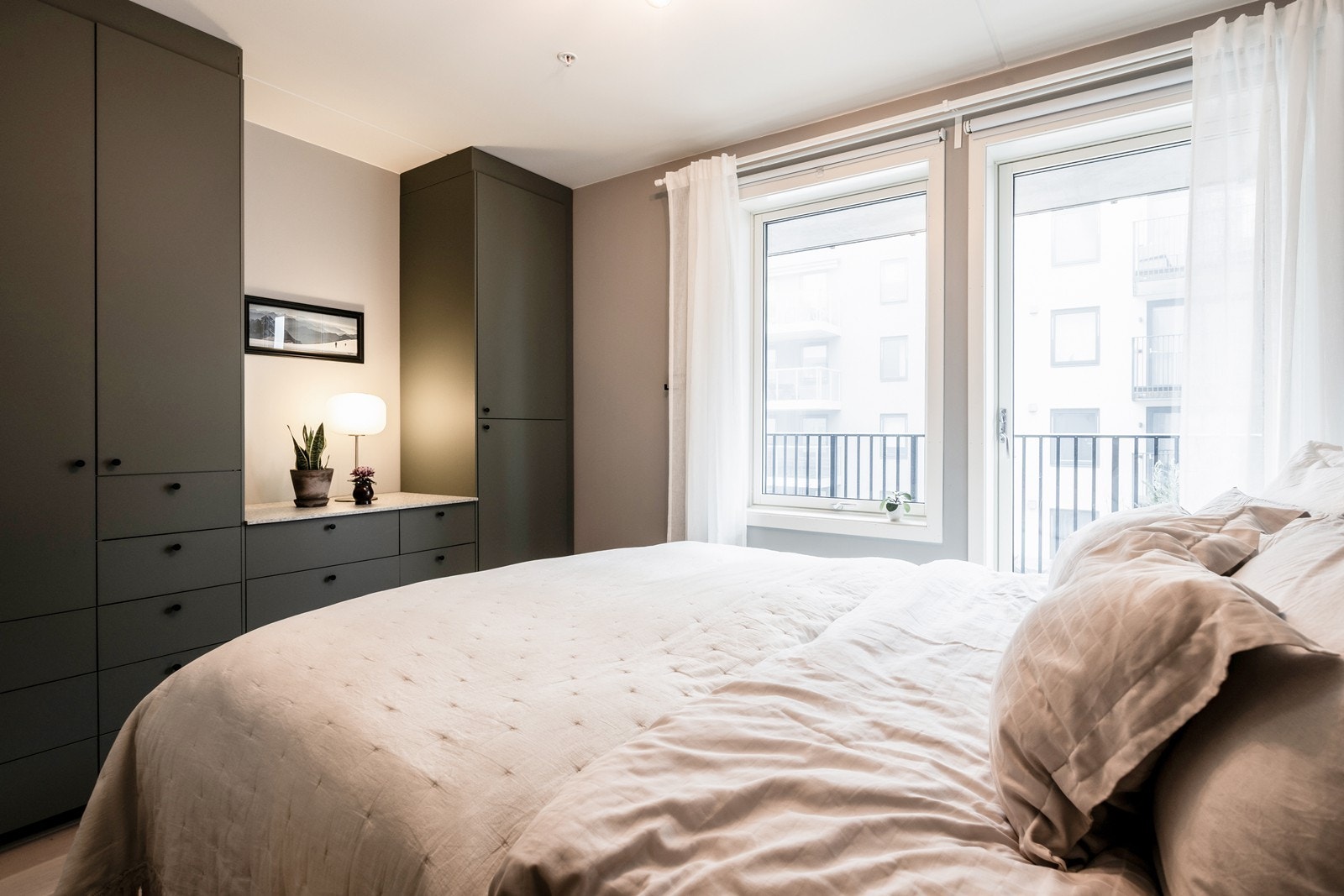 Romslig hovedsoverom med flott garderobeløsning. Soverommet har en-suite bad og utgang til egen balkong. Galleribilde