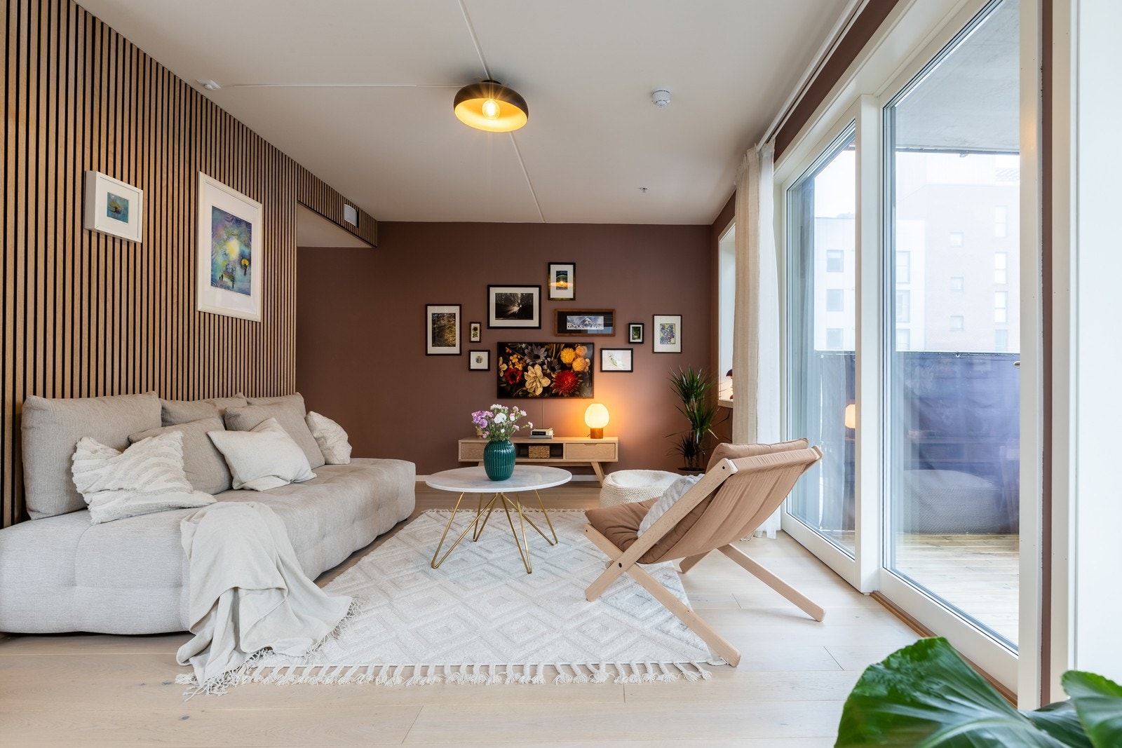 Dette er en ny og moderne leilighet fra 2021 med gjennomgående høy standard. Galleribilde