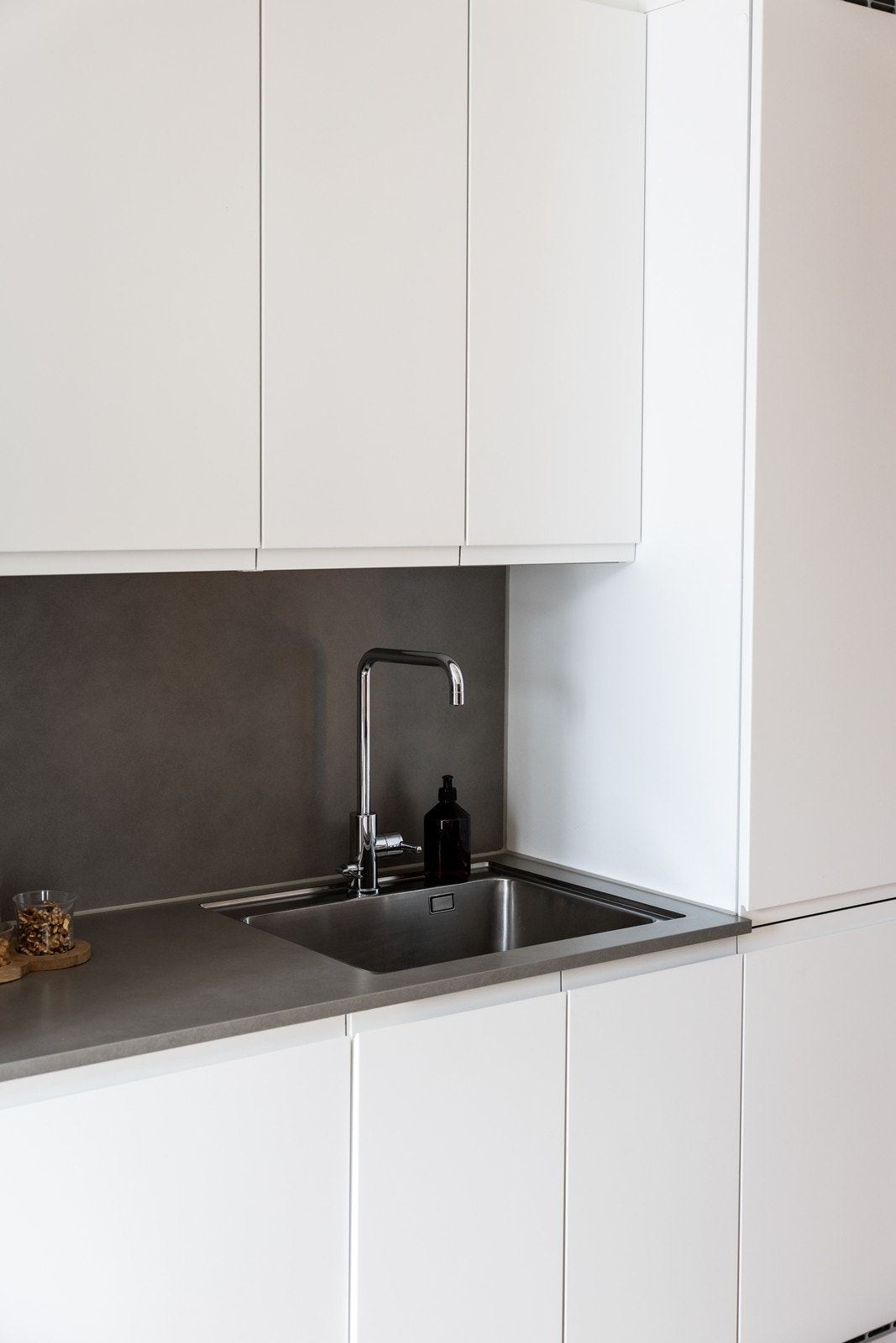 Slitesterk laminat benkeplate med innfelt oppvaskkum i rustfritt stål med svingbart blandebatteri. Galleribilde