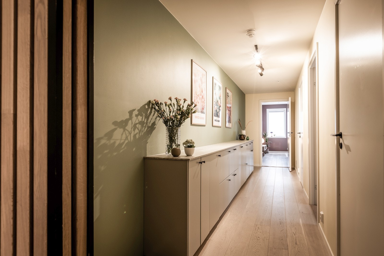 Stor gang med rikelig oppbevaringsplass. Galleribilde