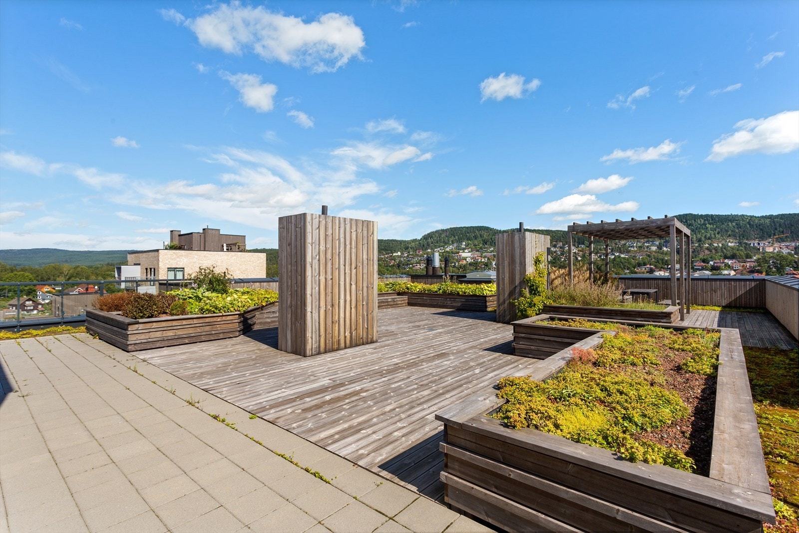 Stor, solrik felles takterrasse som er perfekt på fine sommerdager. Det er ikke alle oppgangene som har egen takterrasse. Her har du nydelig utsikt, og flere soner med beplantning og sittegrupper. Galleribilde