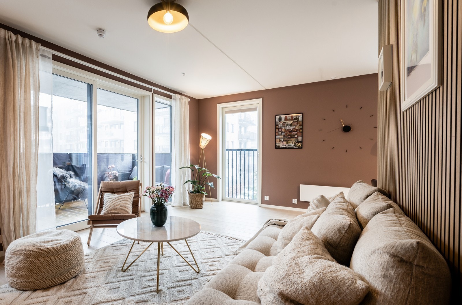 Boligen har smakfulle farge- og materialvalg over det hele. Pen én-stavs eikeparkett på gulvet, og slette, malte overflater på vegger og i himling. Galleribilde