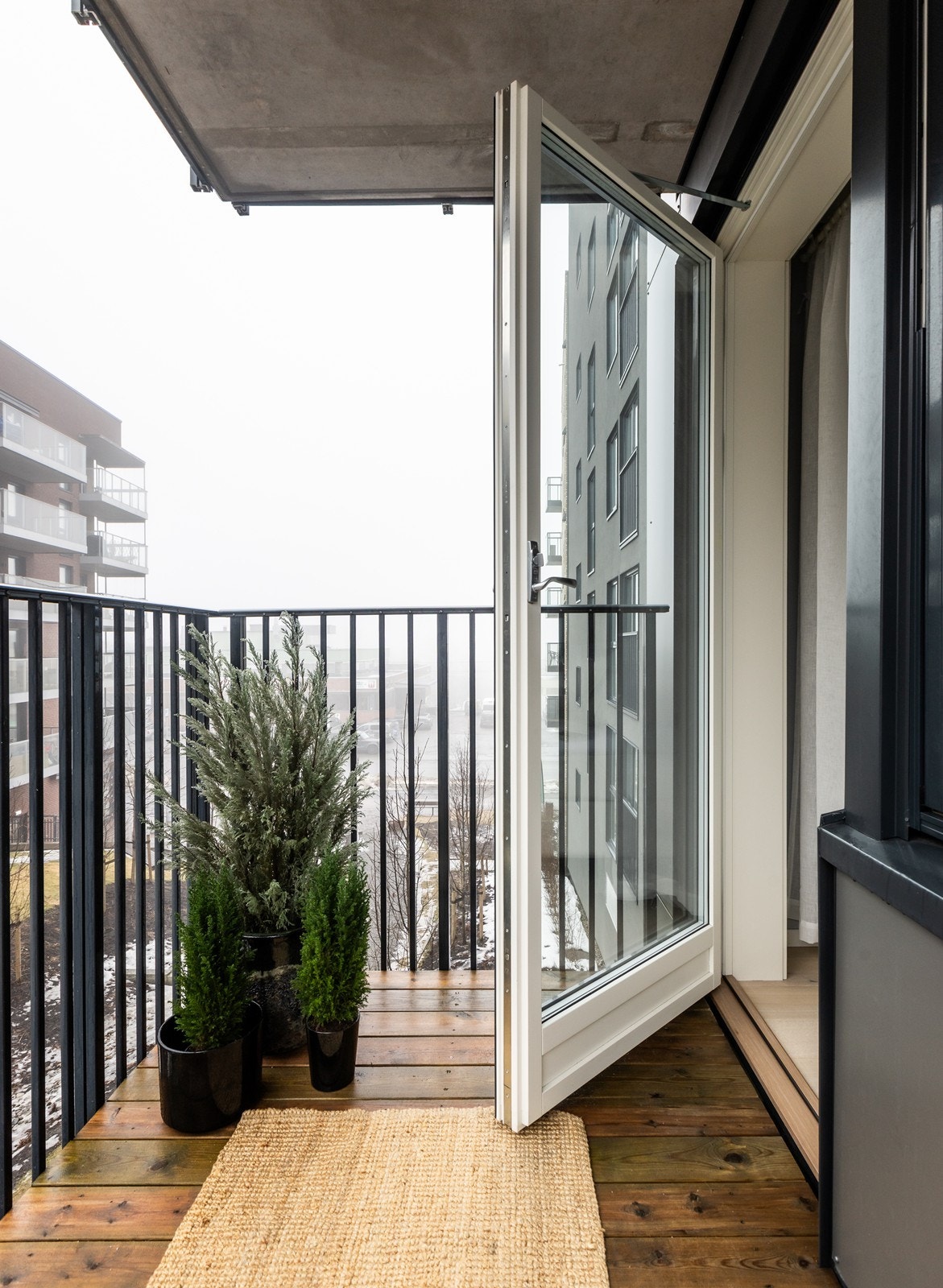 Balkongen vender mot stille gårdsrom. Galleribilde