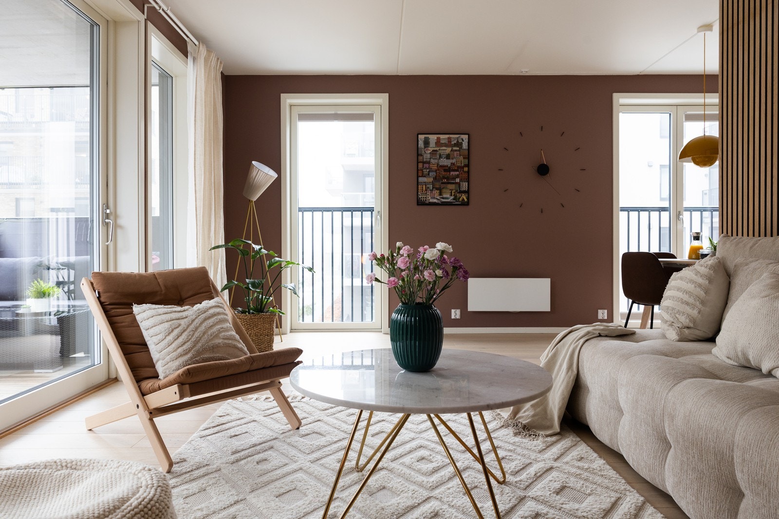 Hjørneleilighet med store vindusflater gir mye naturlig lys. Galleribilde