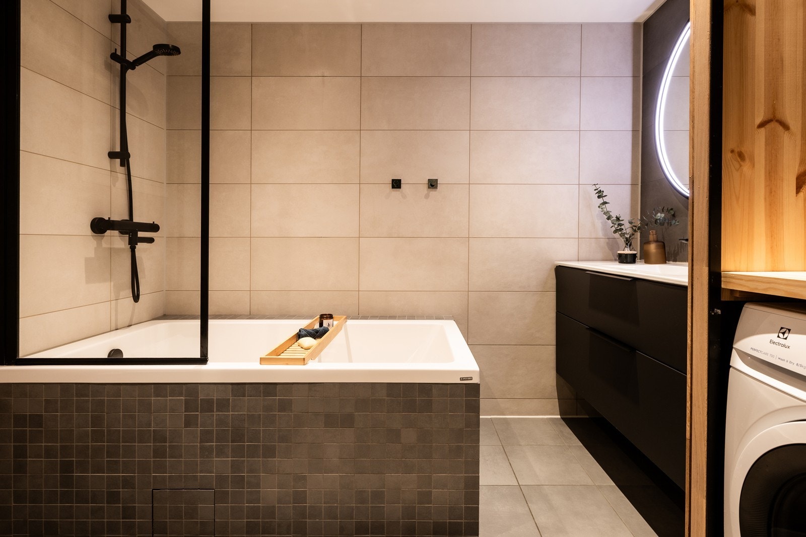 Lekkert flislagt baderom 2. Hovedbadet har innmurt badekar med hånddusj og tappekran. Galleribilde