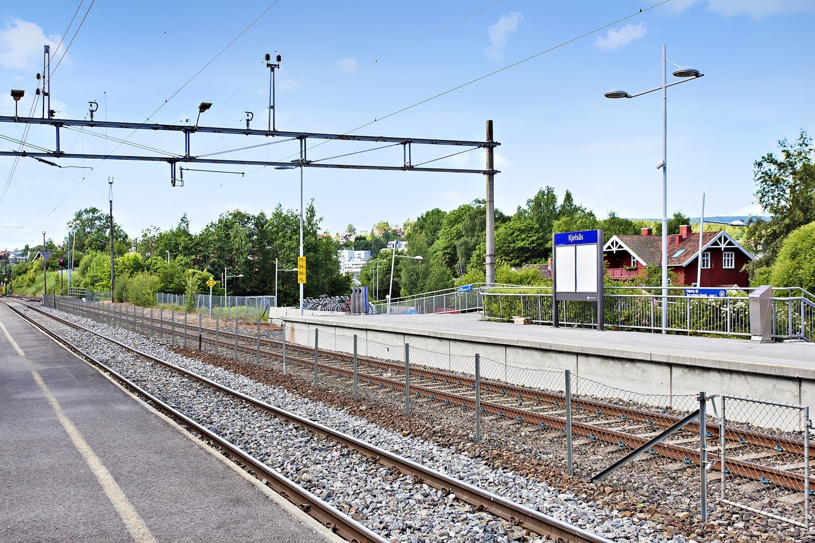 Det er gode kollektivmuligheter i området. Bussens linjer 54 og 25 tar deg ned til sentrum. Toget fra Kjelsås Stasjon tar deg til Oslo S på 14 minutter. Trikken fra Kjelsås er heller ikke langt unna. Galleribilde