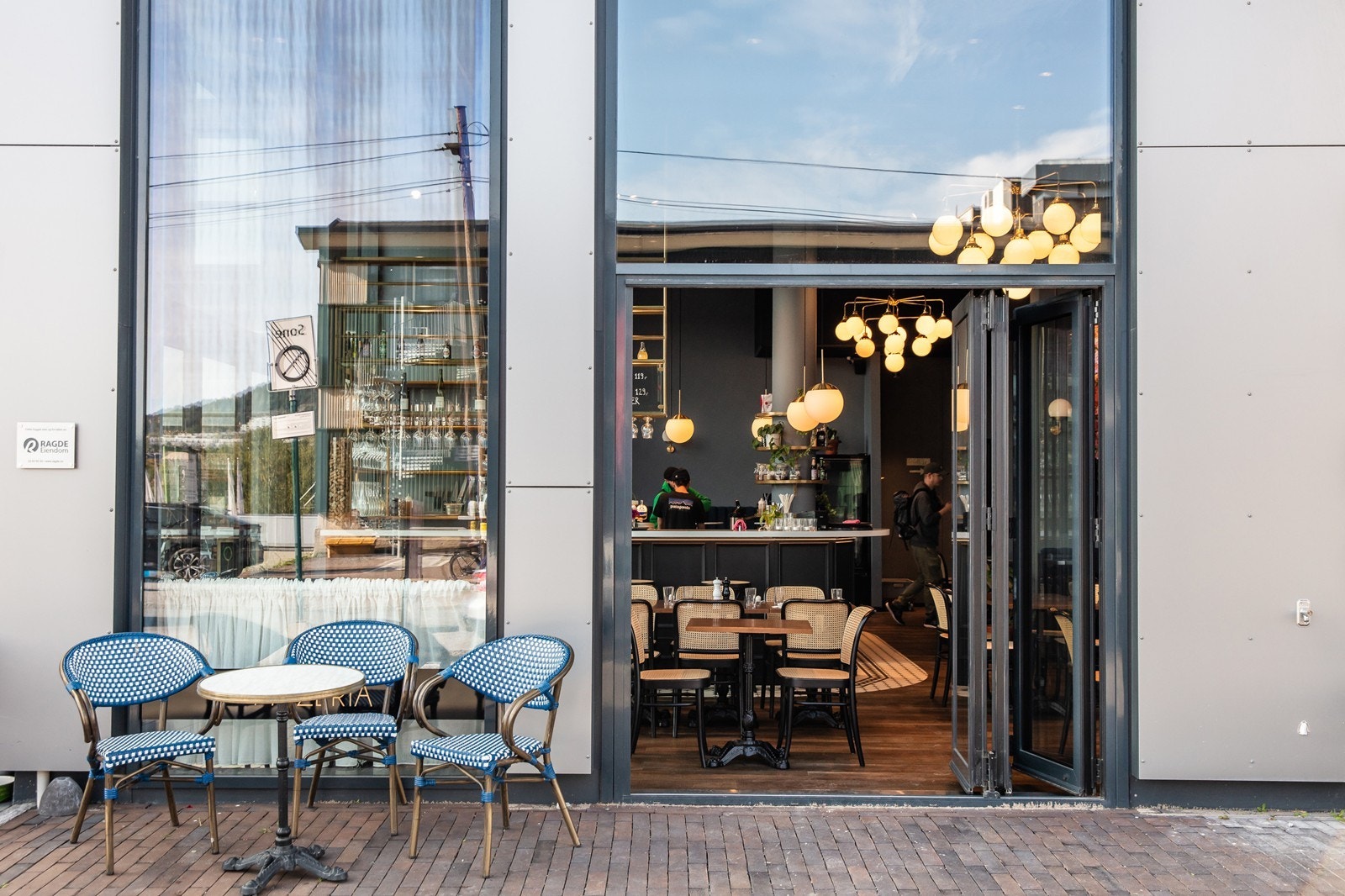 Det er flere hyggelige kaféer og spisesteder i nabolaget, som for eksempel Grains Café, Frysja Sushi og Junk Burger. Galleribilde