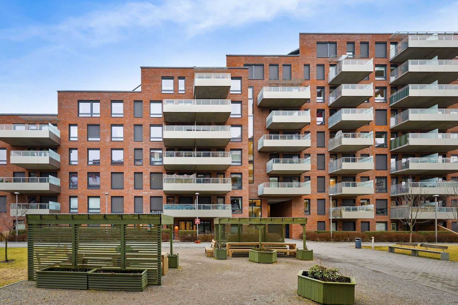 Sameiet har flere felles uteområder med sittegrupper og lekeaparater. Galleribilde