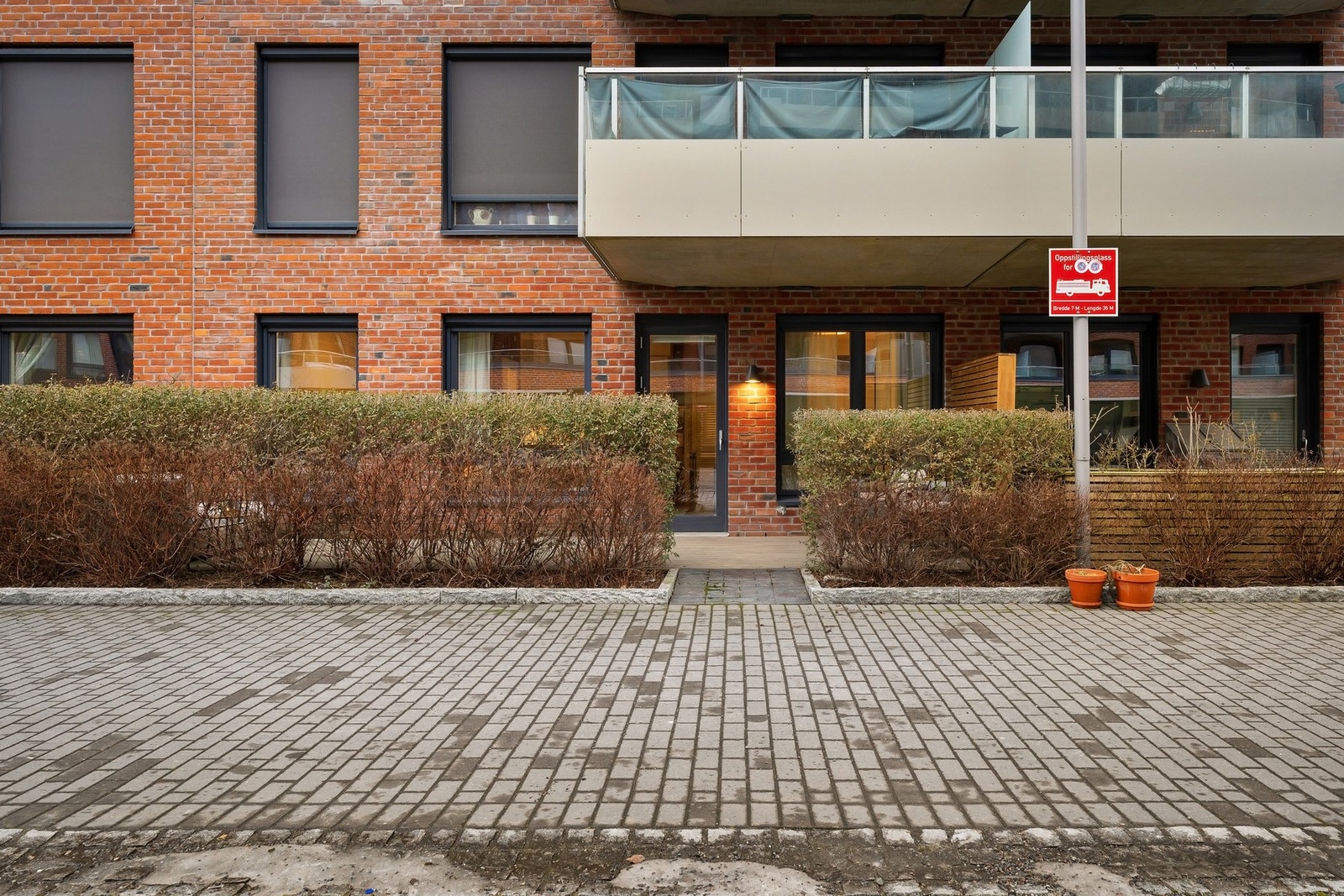 Inngang til markterrasse fra bakkeplan. Galleribilde