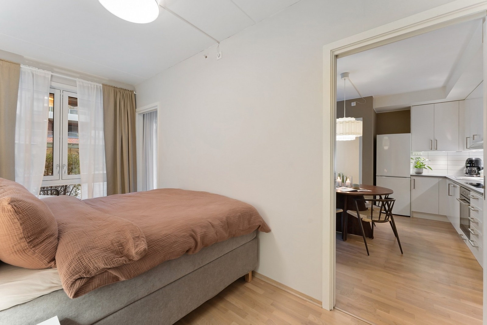 Fra stue-/kjøkken har man direkte adkomst til hovedsoverommet. Galleribilde