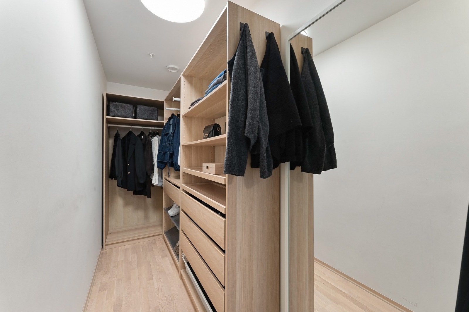 Fra soverommet har man adgang til walk-in. Galleribilde