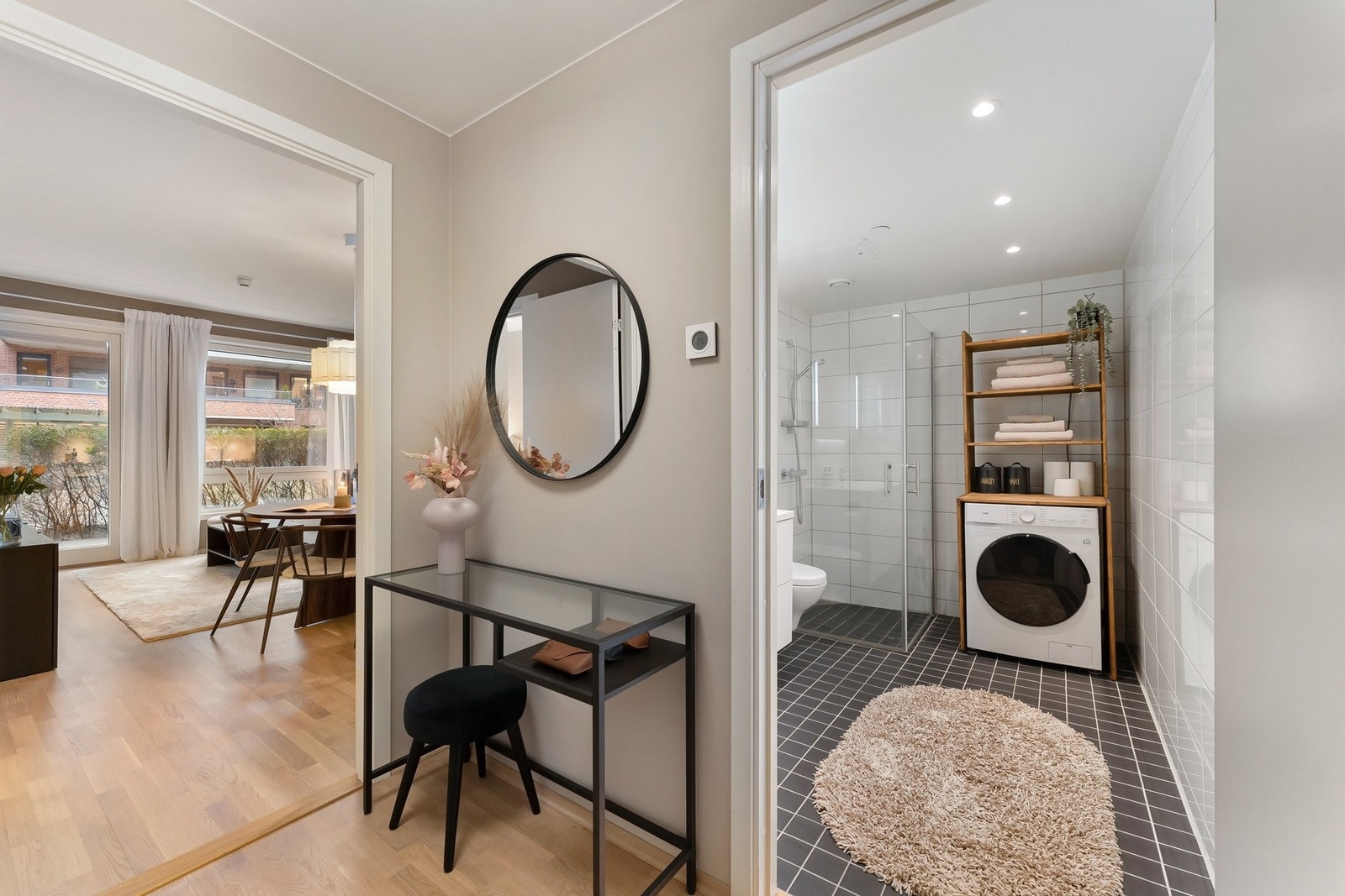 Romslig og funksjonell entré. Galleribilde