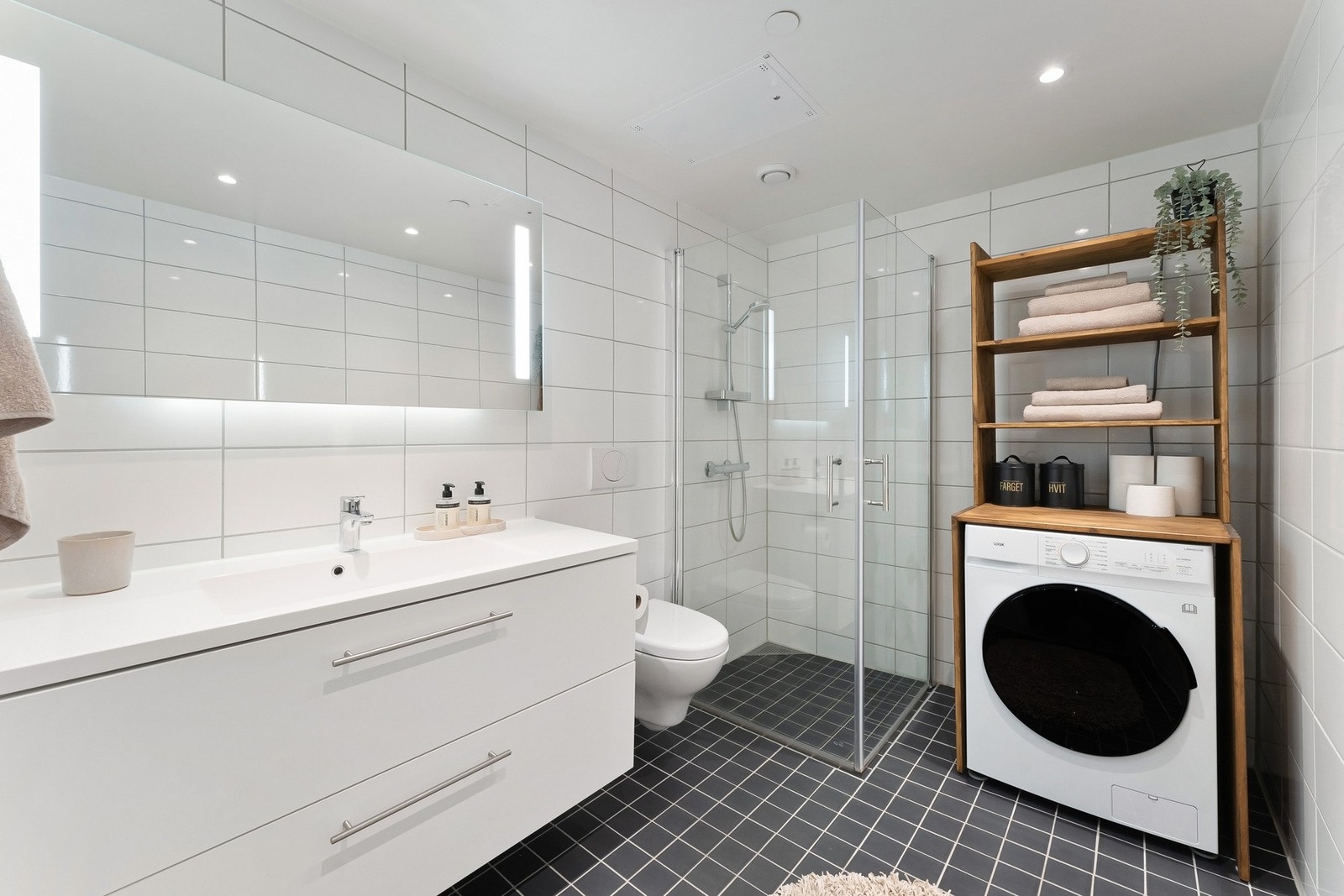 Flislagt baderom fra byggeår med gulvvarme. Det er opplegg for vaskemaskin. Galleribilde