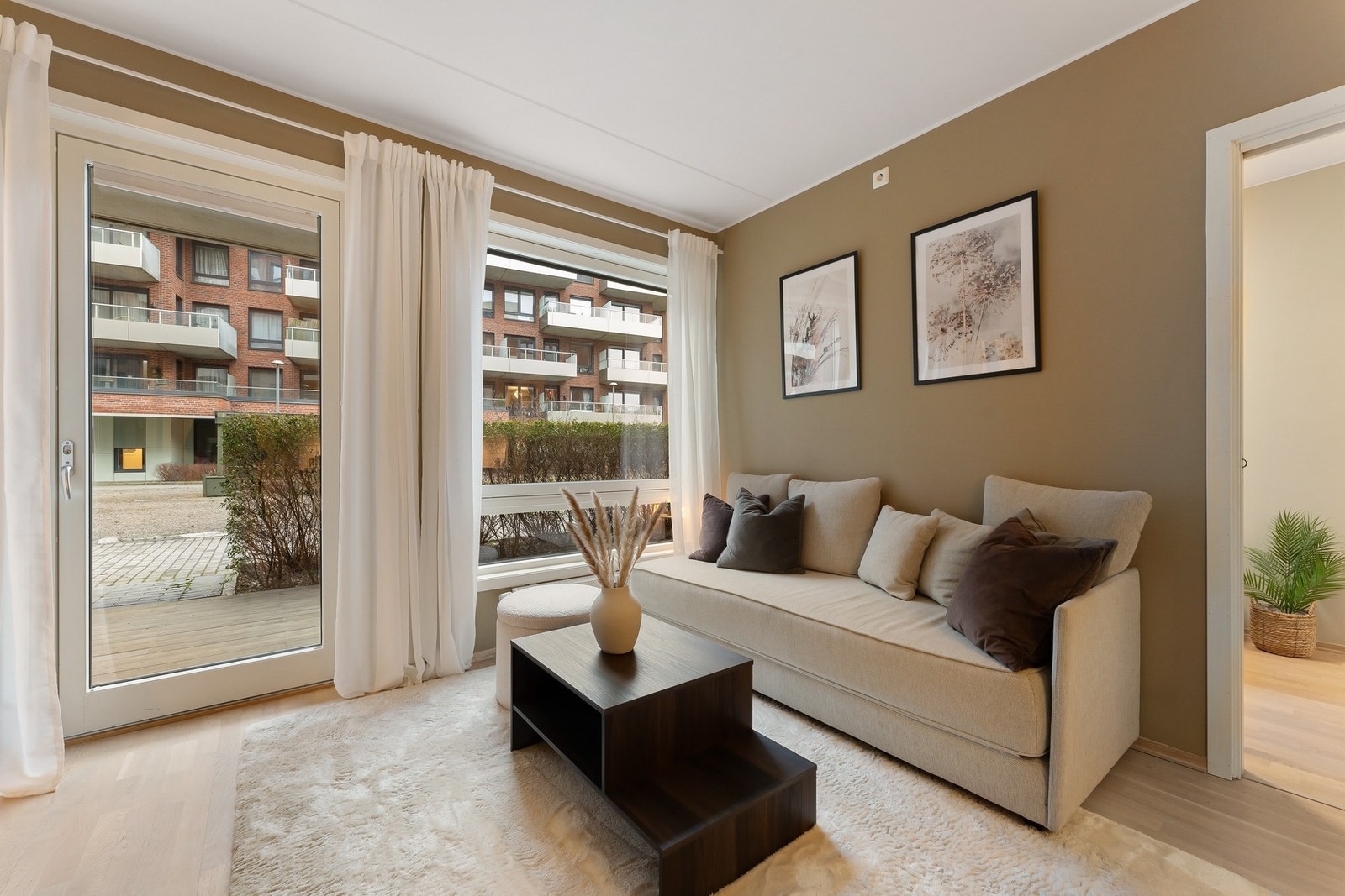 Leiligheten ligger i et bygg fra 2019 og holder en gjennomgående god standard med tidsriktige materialvalg og praktiske løsninger. Galleribilde