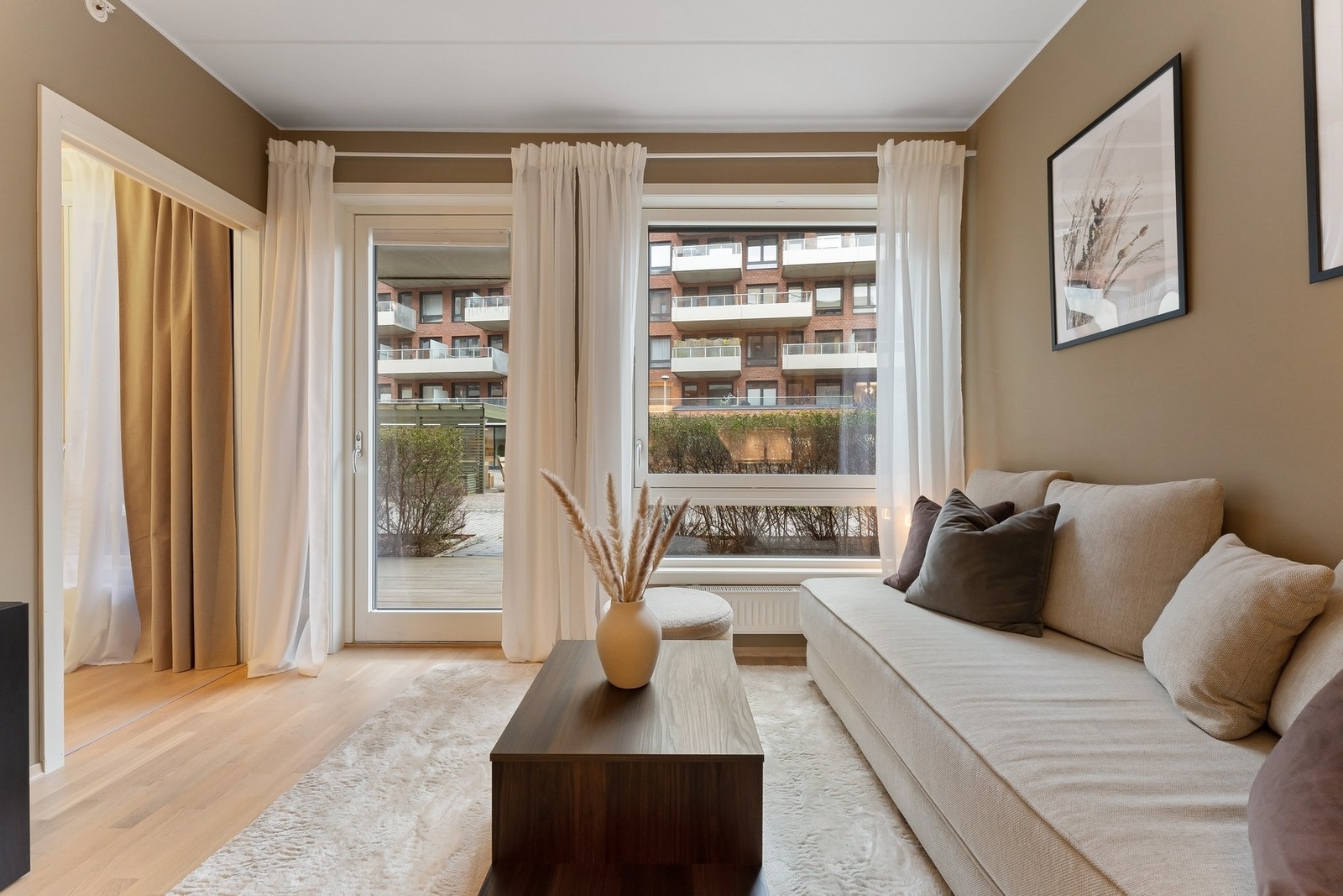 Lys og åpen stue med god plass til både mediemøblement og sofa. Galleribilde