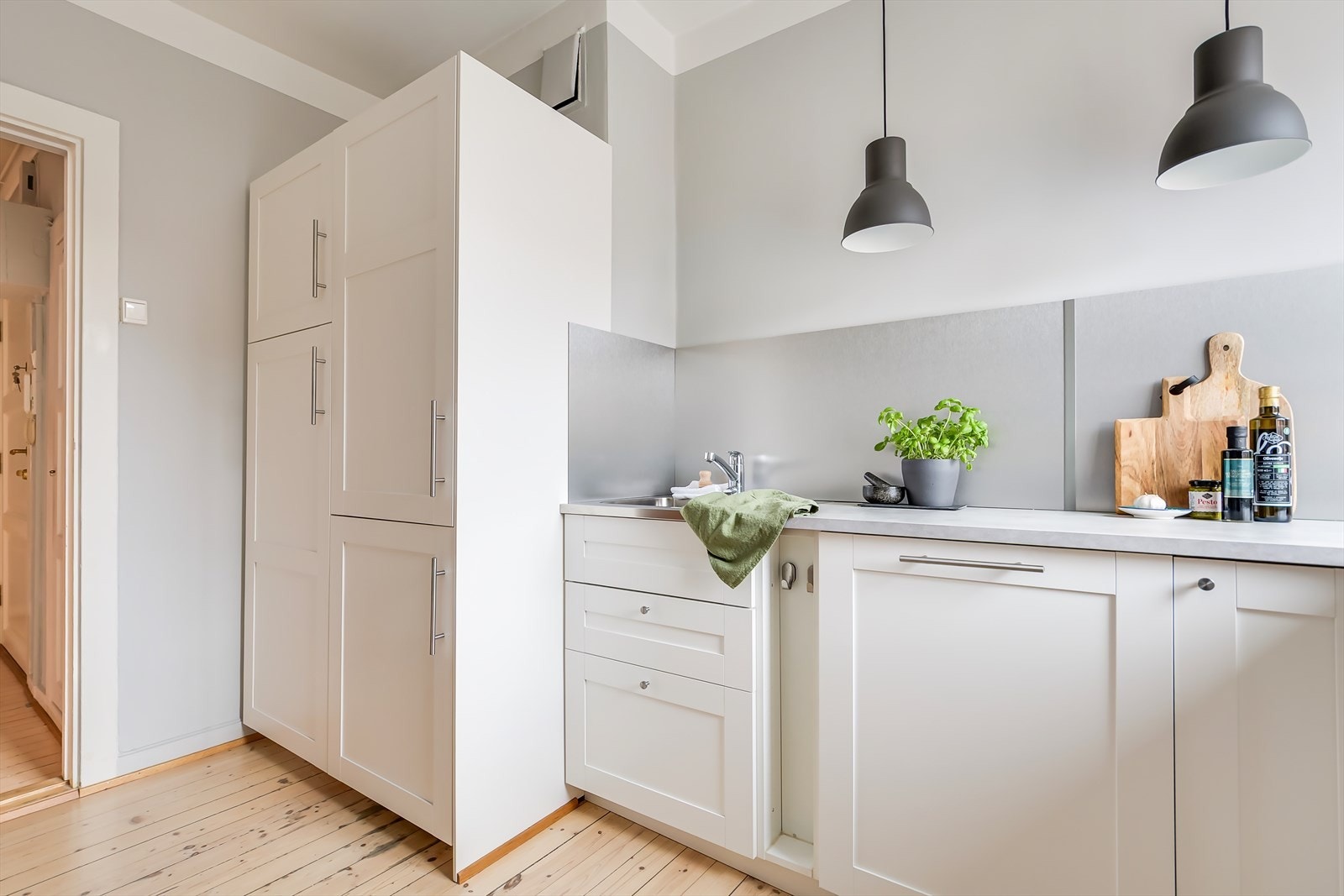 Integrerte hvitevarer som kjøl/frys, oppvaskmaskin, komfyr og platetopp medfølger. Galleribilde