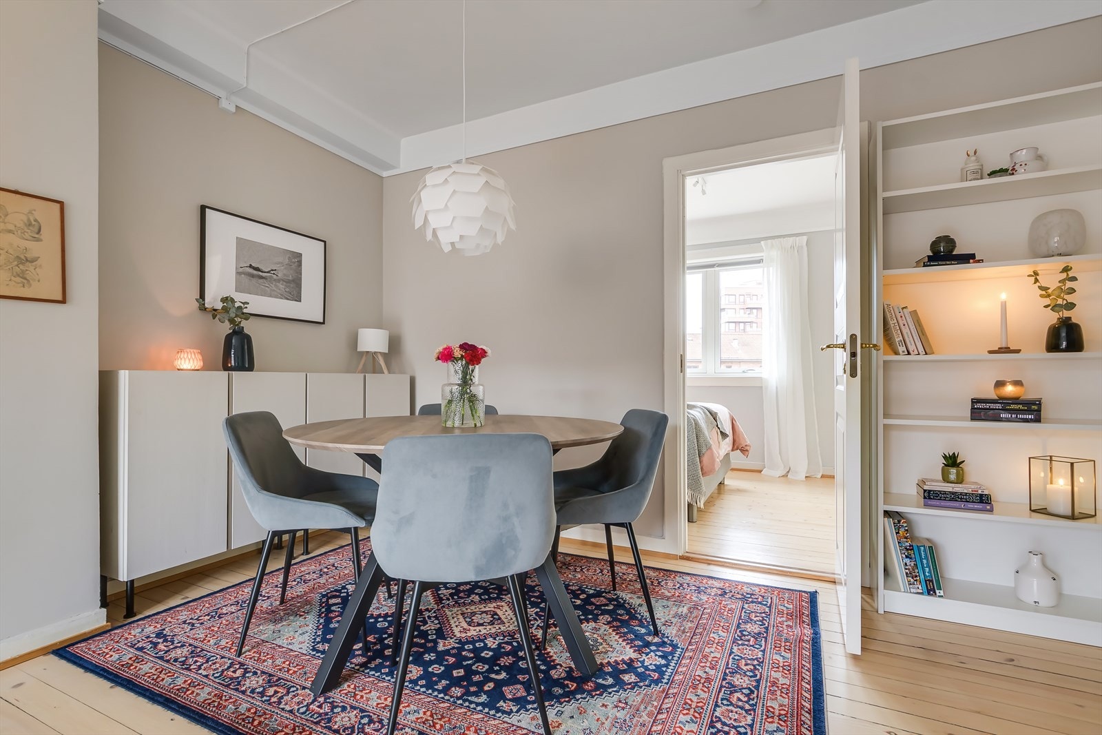 God plass til å samle folk, også med et større spisebord. Skjenk/skap medfølger. Galleribilde