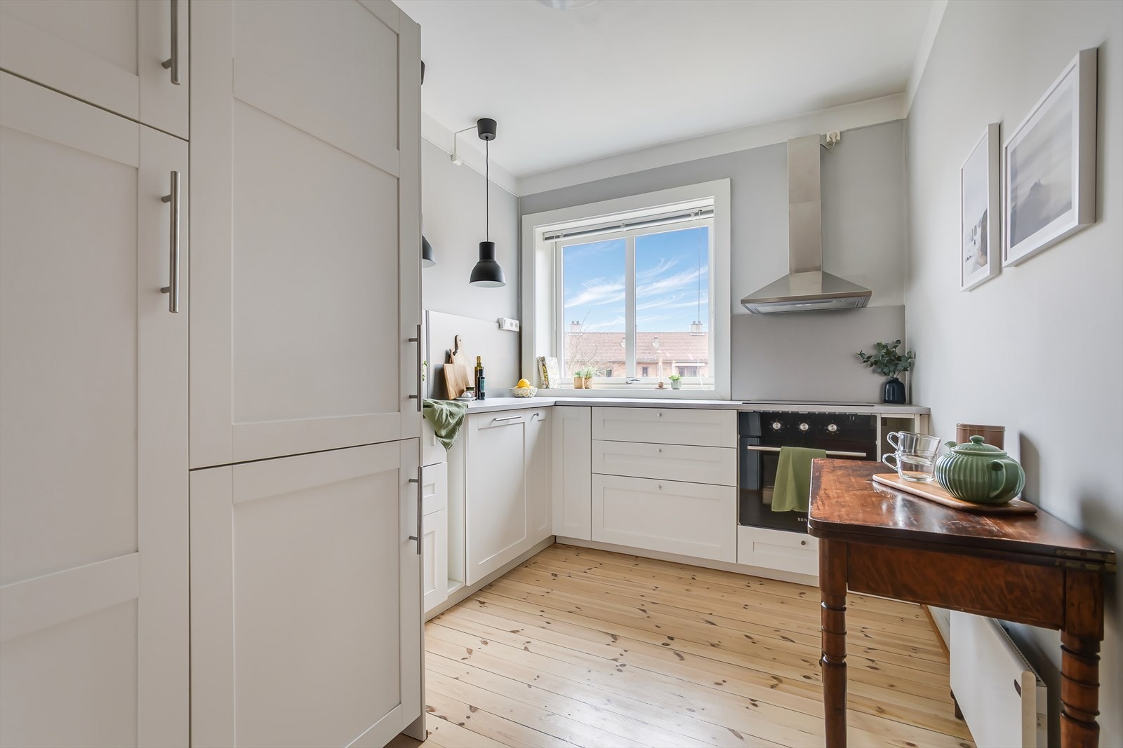 Separat IKEA kjøkken fra 2019 med glatte, folierte skapfronter og laminat benkeplate. Galleribilde