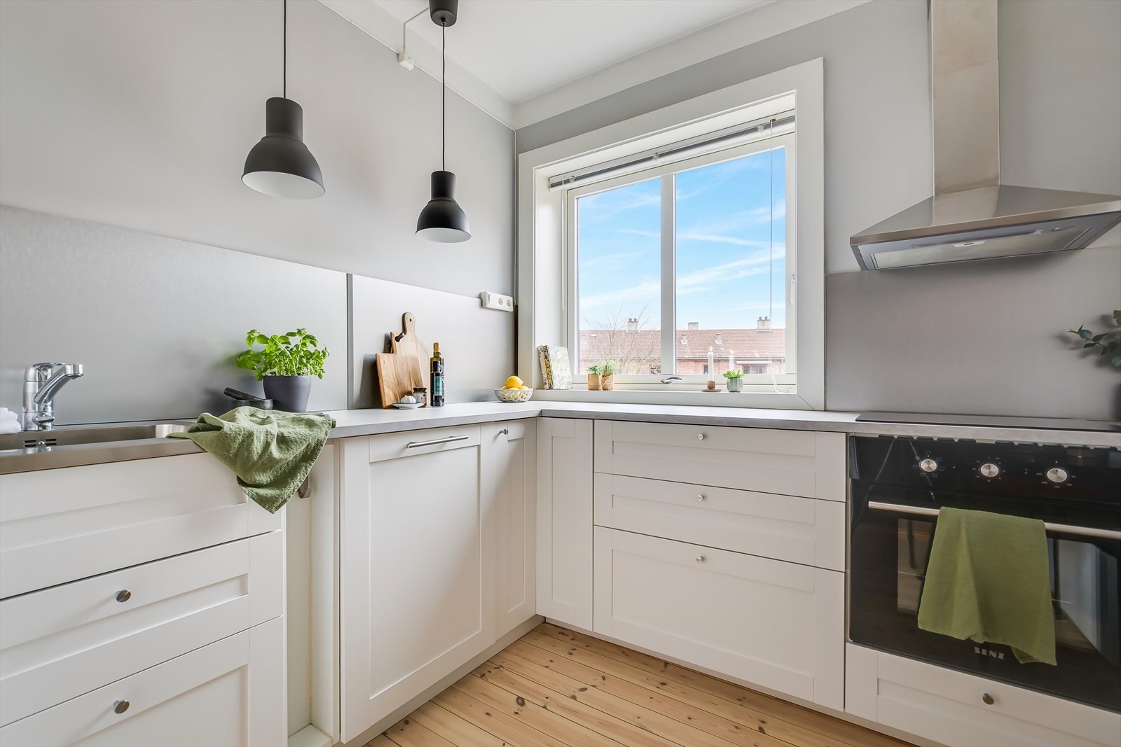 Separat kjøkken begynner å bli sjelden vare, men her er den originale planløsningen bevart. Galleribilde