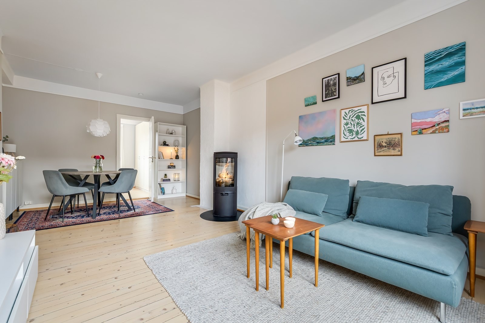 Stuen har god plass til sofagruppe, tv-møblement og spisebord. Galleribilde