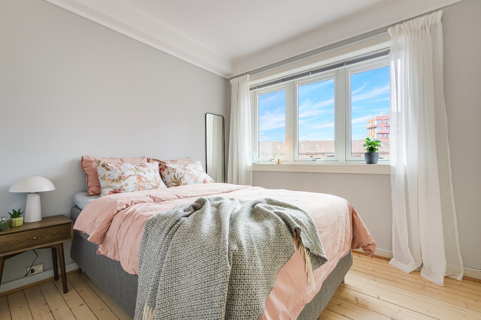 Romslig soverom som vender ut mot rolig bakgård. Galleribilde