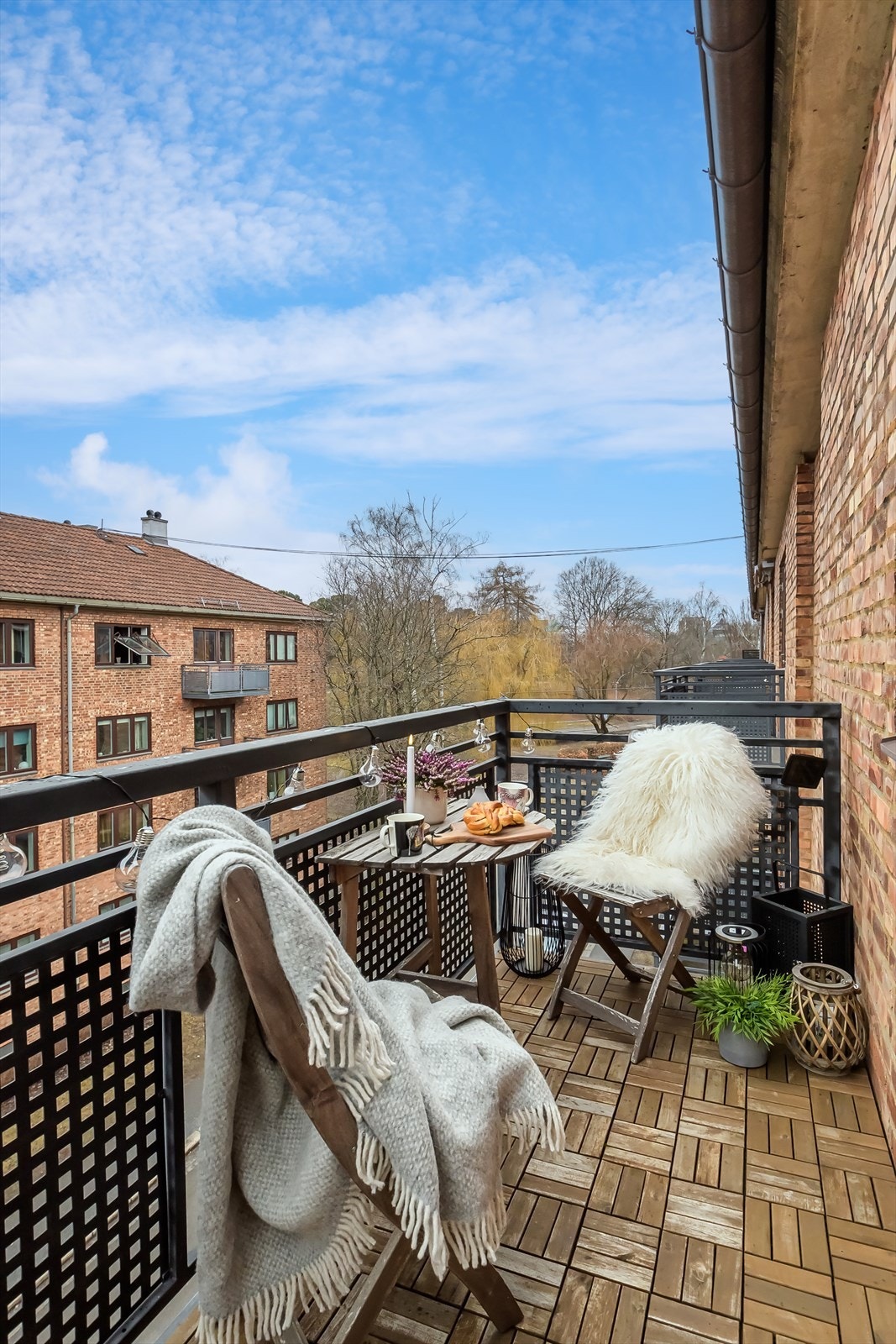 Balkongen har god plass til utemøbler og beplantning, samt klikkgulv fra 2025. Galleribilde