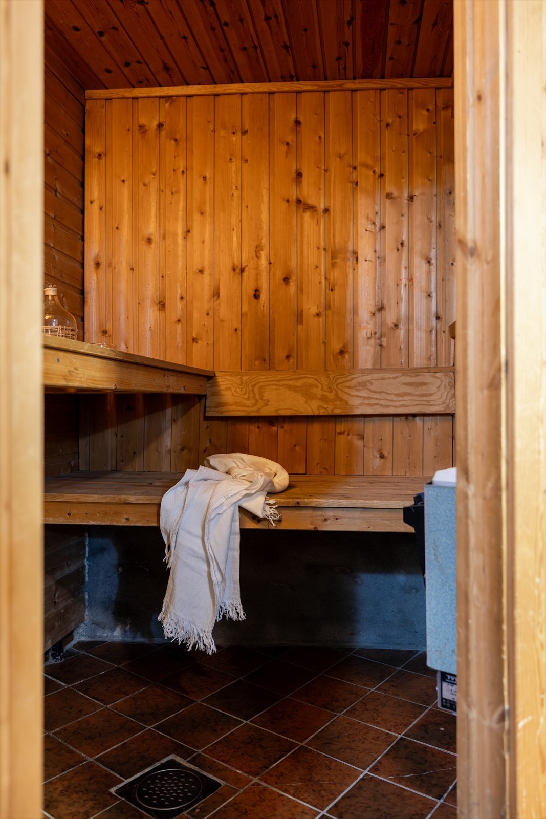 Tradisjonell badstue med panel i himling og på vegger, flislagt gulv. Ingen ventilasjon. Funksjon er ikke testet. Galleribilde