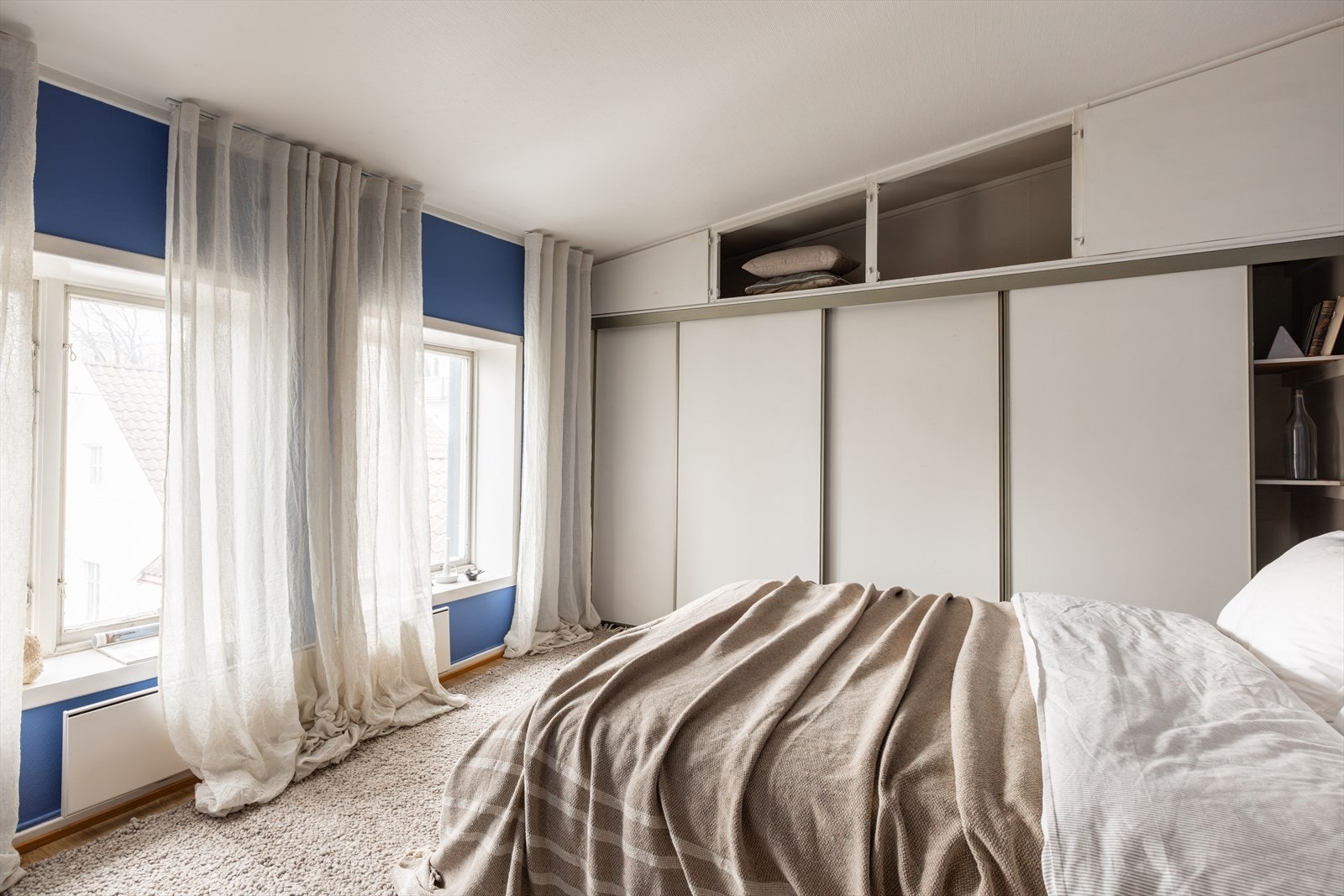 Soverom med god plass til dobbeltseng og nattbord. Praktisk skyvedørsgarderobe gir rikelig med oppbevaringsplass. Galleribilde