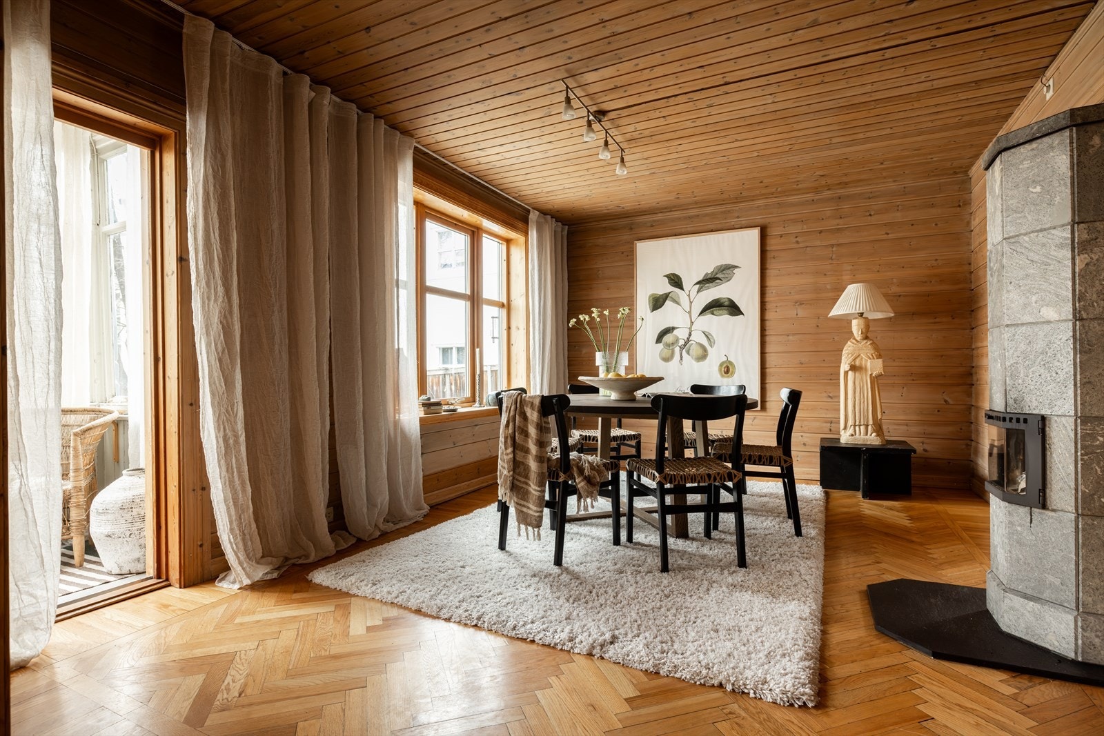 Lun og innbydende spisestue med rikelig plass til stort spisebord - perfekt for hyggelige sammenkomster. Vakkert gulv i fiskebensmønster. Flott klebersteinspeis varmer godt på kalde vinterdager! Galleribilde