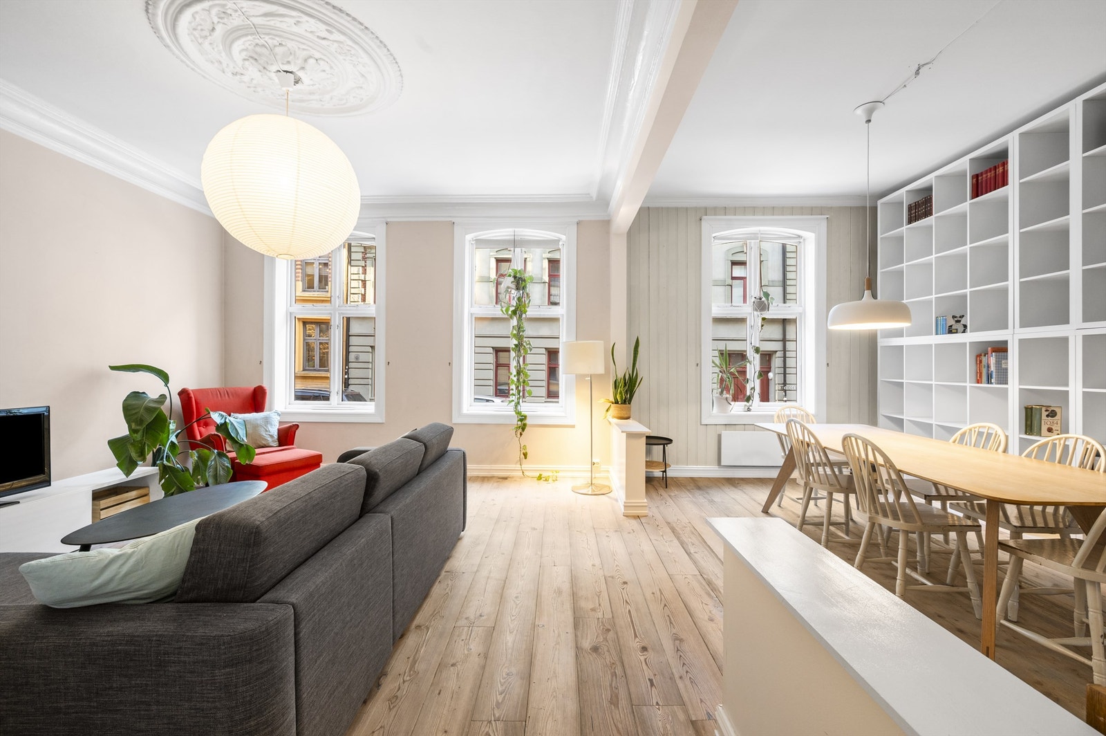 Hele boligen har gjennomgående behagelig fargevalg som gjør dette til et innbydende hjem. Galleribilde