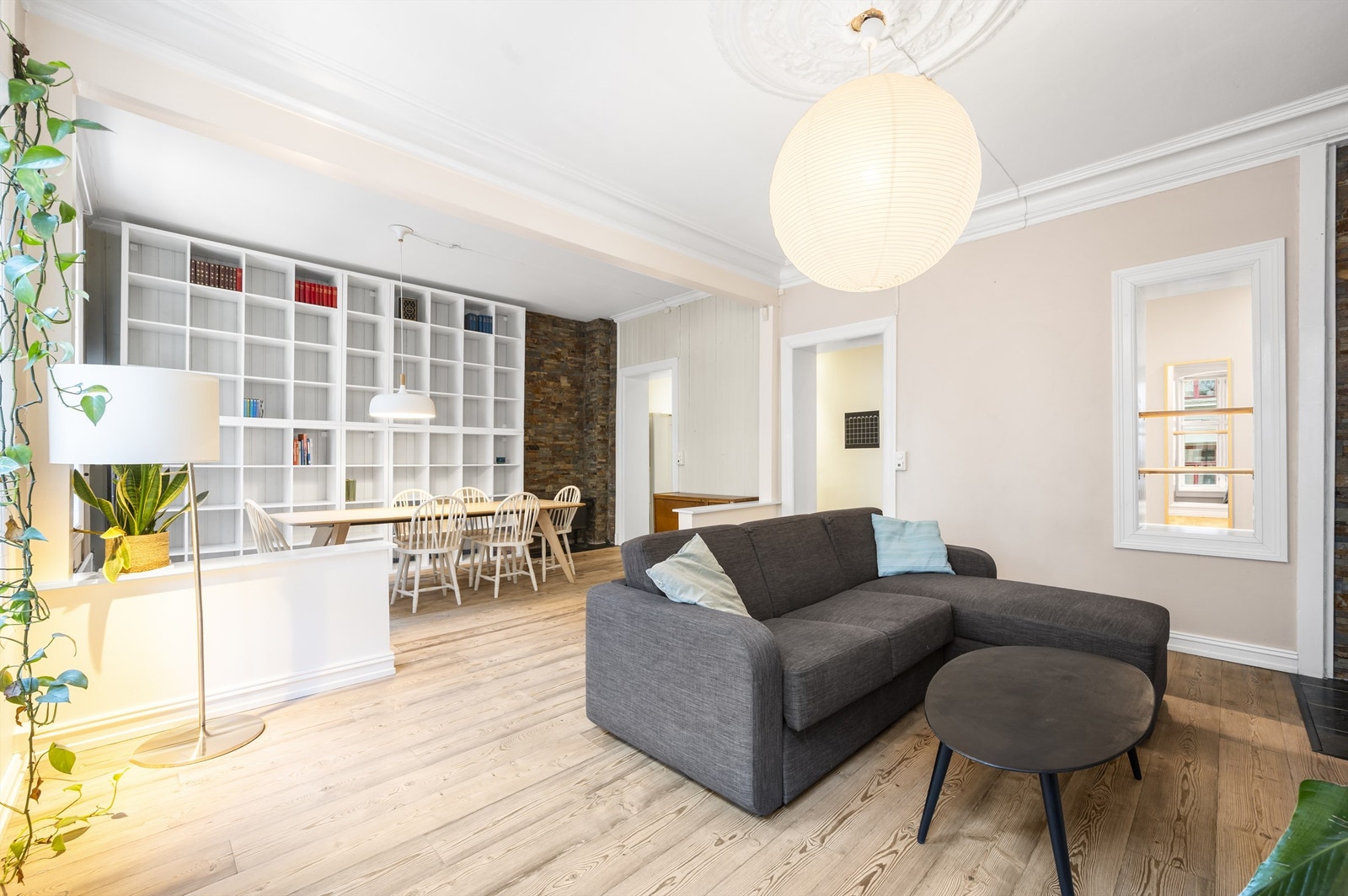 Stuen har en takhøyde på hele 3 meter, som gir en god romfølelse. Galleribilde