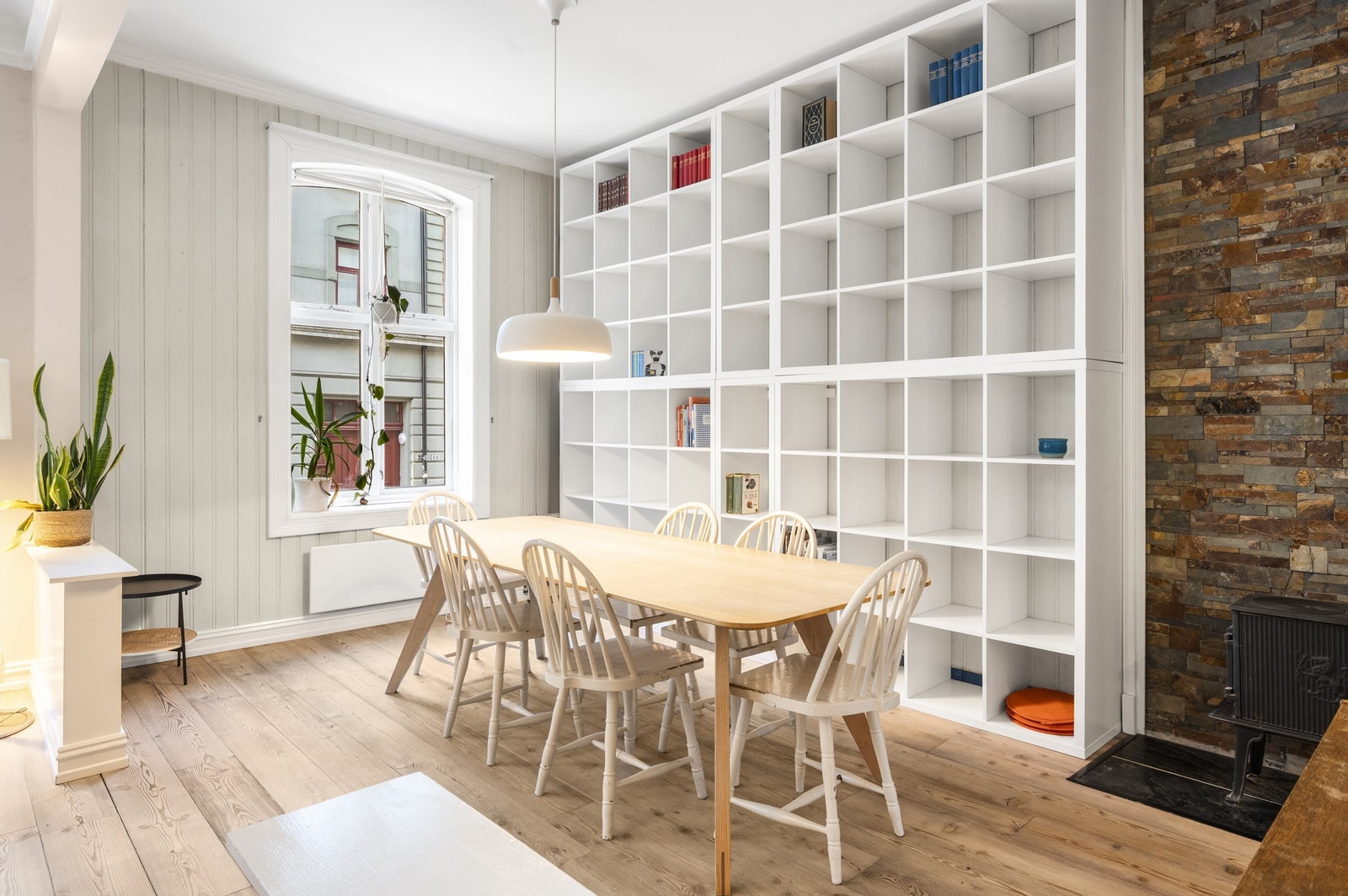 Store vindusflater gir godt med naturlig lys inn i oppholdsrommene. Galleribilde