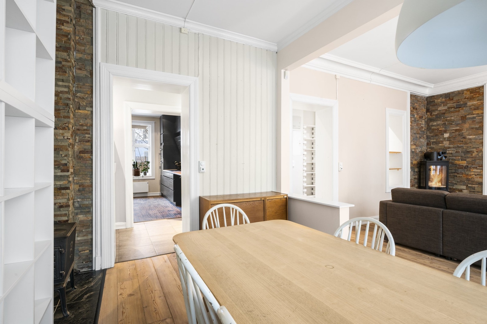 Fra spisestuen er det en naturlig overgang til både kjøkken og stue. Galleribilde