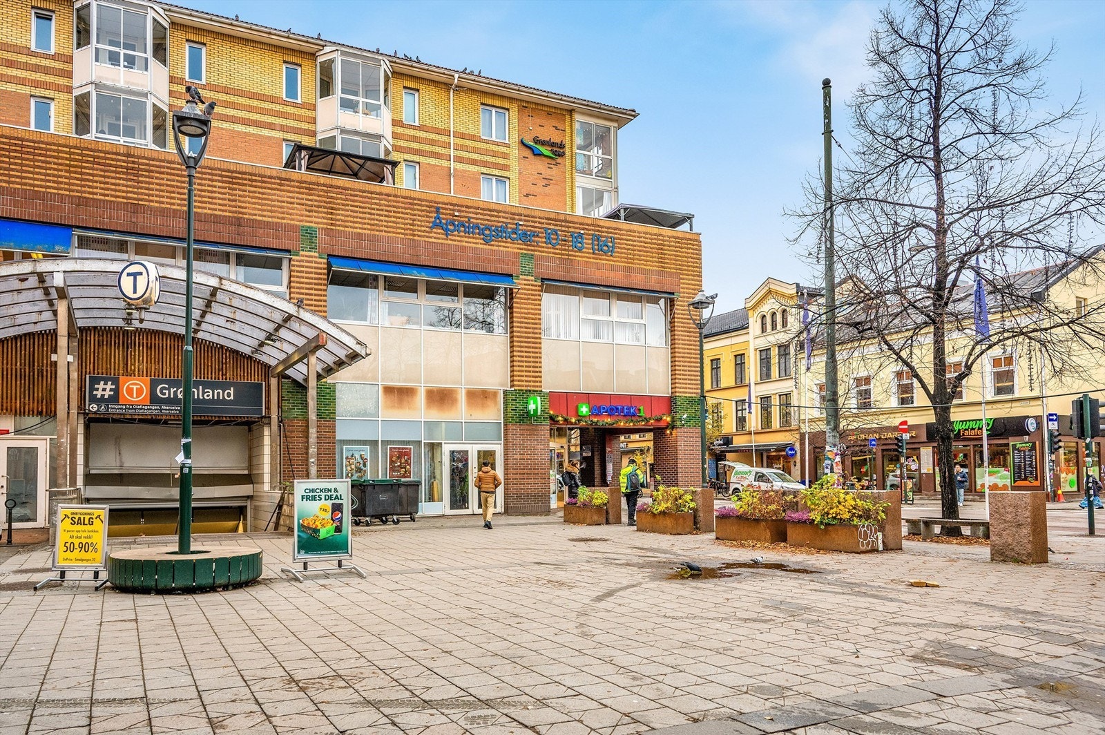 Grønland er et knutepunkt for kollektivtrafikken med godt tilbud av buss og T-bane, og videre kollektiv tilknytning. Kun et par minutter unna leiligheten ligger Grønland T-bane med alle linjer. Galleribilde