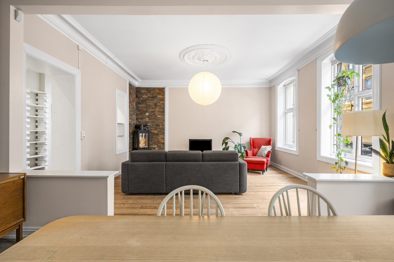 Dette er den ideelle boligen for deg som ønsker en romslig 4-roms leilighet med nærhet til alt du trenger i hverdagen. Galleribilde