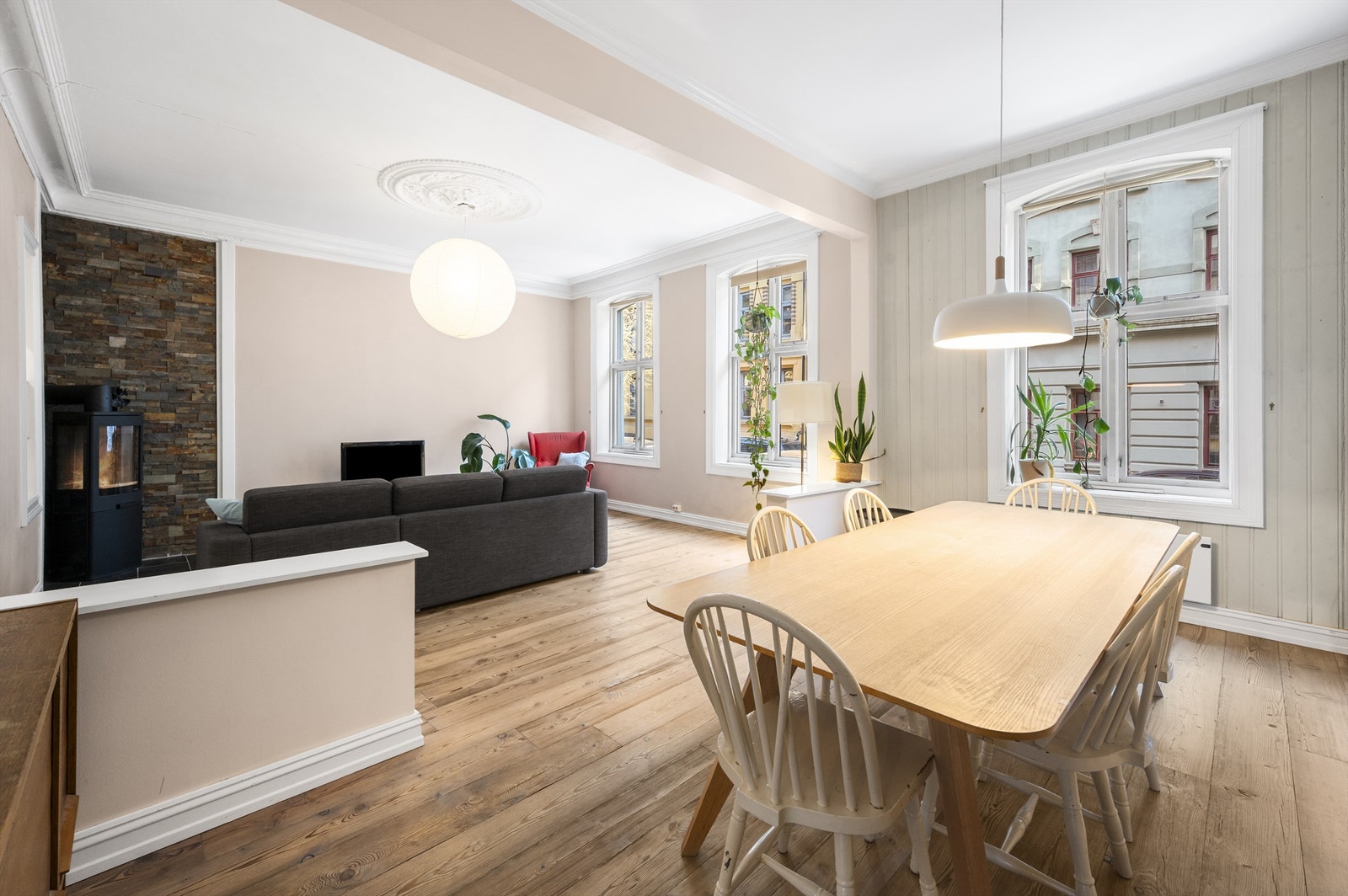 Spisestuen er et naturlig samlingspunkt, med god plass til store middagsselskaper. Store vindusflater sørger for rikelig med lysinnslipp og bidrar til en lys og luftig atmosfære i boligen. Galleribilde