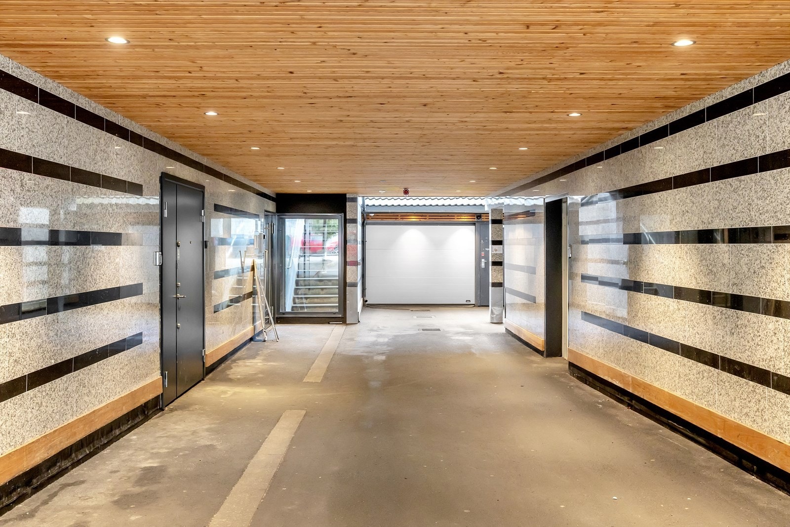 Inngangsparti, her kommer man også ned til garasjeanlegget hvor sameiet disponerer 50 parkeringsplasser. Galleribilde