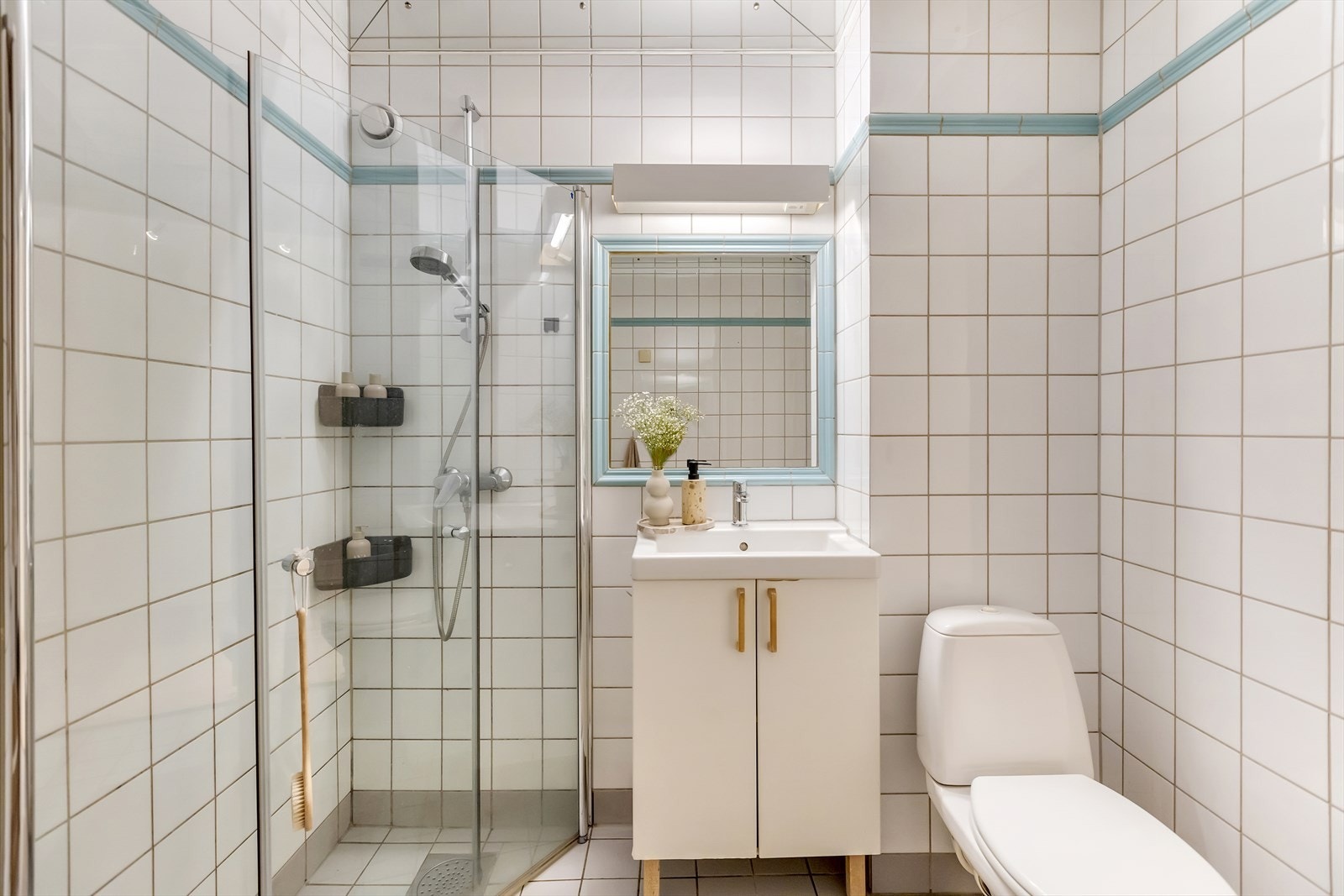 Badet er utstyrt behagelig gulvvarme og er innredet med WC, servant med ettgreps blandebatteri og dusjhjørne med glassvegger. Galleribilde