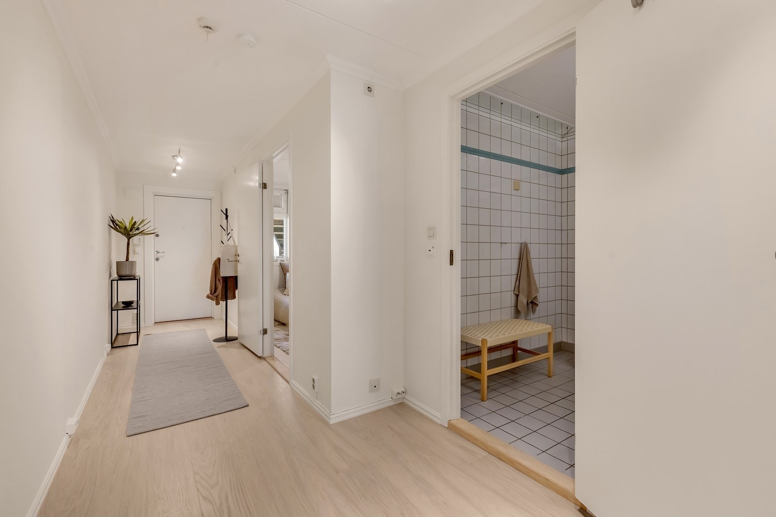 Her er det god plass til oppbevaring av yttertøy og sko. Galleribilde