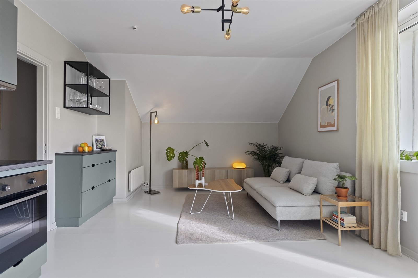 Leiligheten har en dus fargepalett som gir en behagelig atmosfære. Galleribilde