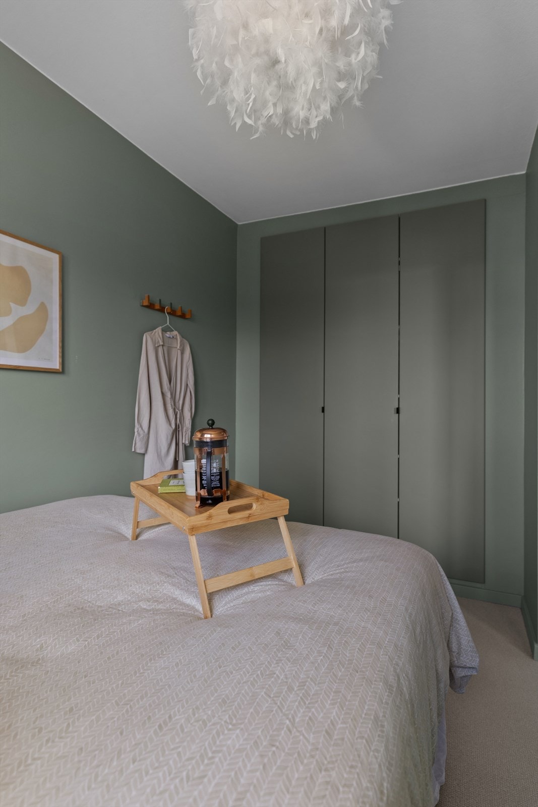 Soverommet er vendt mot rolige fellesarealer og er malt i farge behagelig for nattesøvnen. Galleribilde