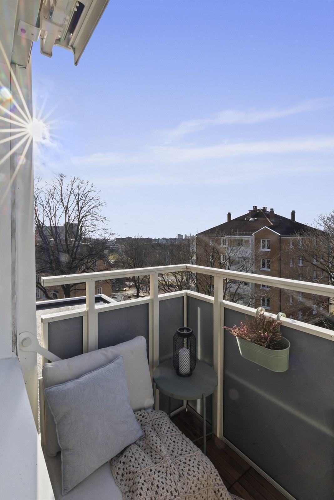 Midtsommers kan du nyte sol fra ca. kl. 14-15 til solnedgang (iflg. selger) Galleribilde