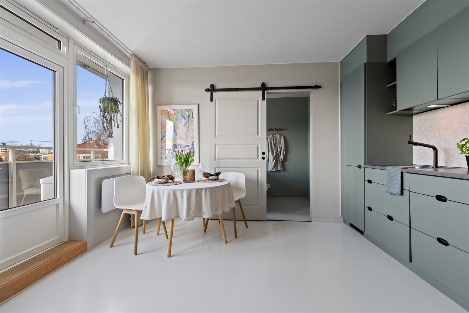 Kjøkken fra 2021 (ifølge nettannonse fra 2021) som ligger arealeffektivt og sosialt til på ene siden av veggen Galleribilde