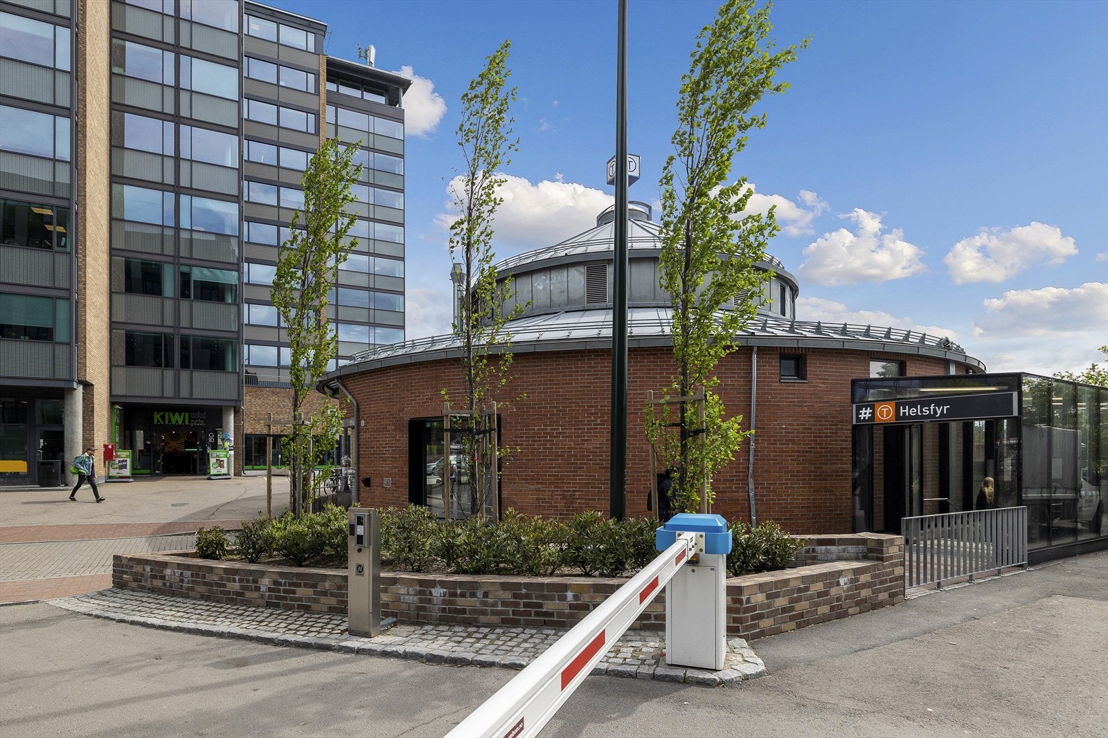 Gode kollektivforbindelser med kort gangavstand til buss i Grenseveien, samt T-banestasjon på Helsfyr og på Hasle. Flybussen til Oslo Lufthavn Gardermoen stopper på Valle. Galleribilde