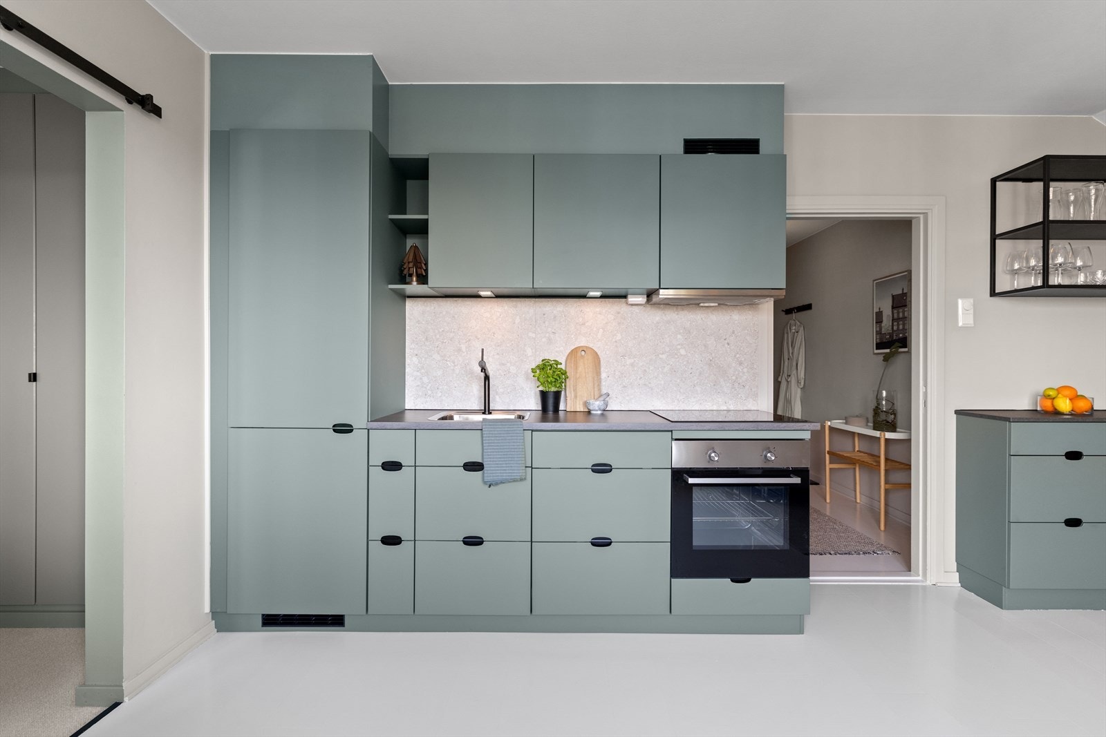 Stilrene glatte fronter, laminat benkeplate med oppvaskkum og ettgreps svingbart blandebatteri. Galleribilde