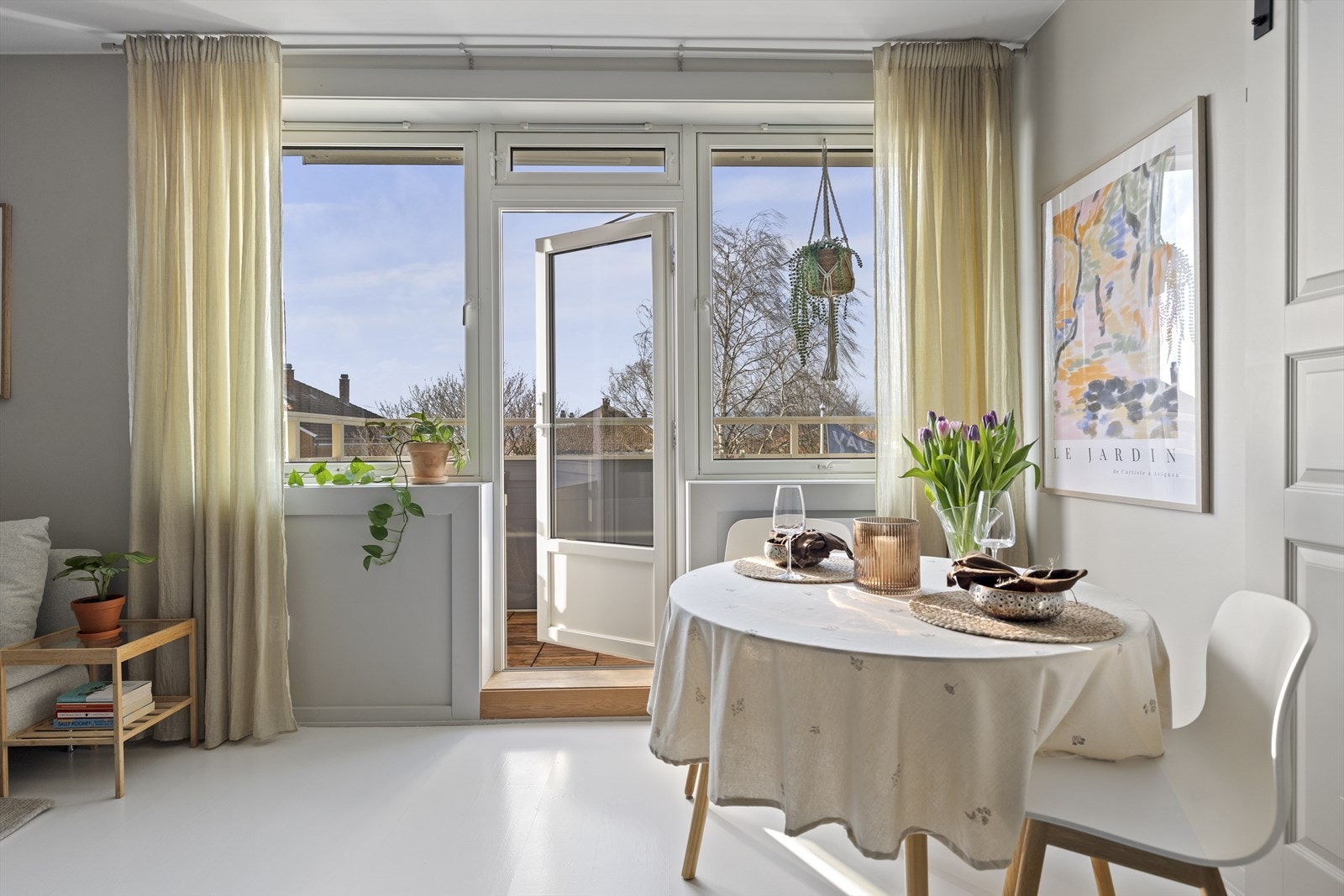 Utgang til herlig balkong som sommerstid er en herlig forlengelse av stuen. Galleribilde